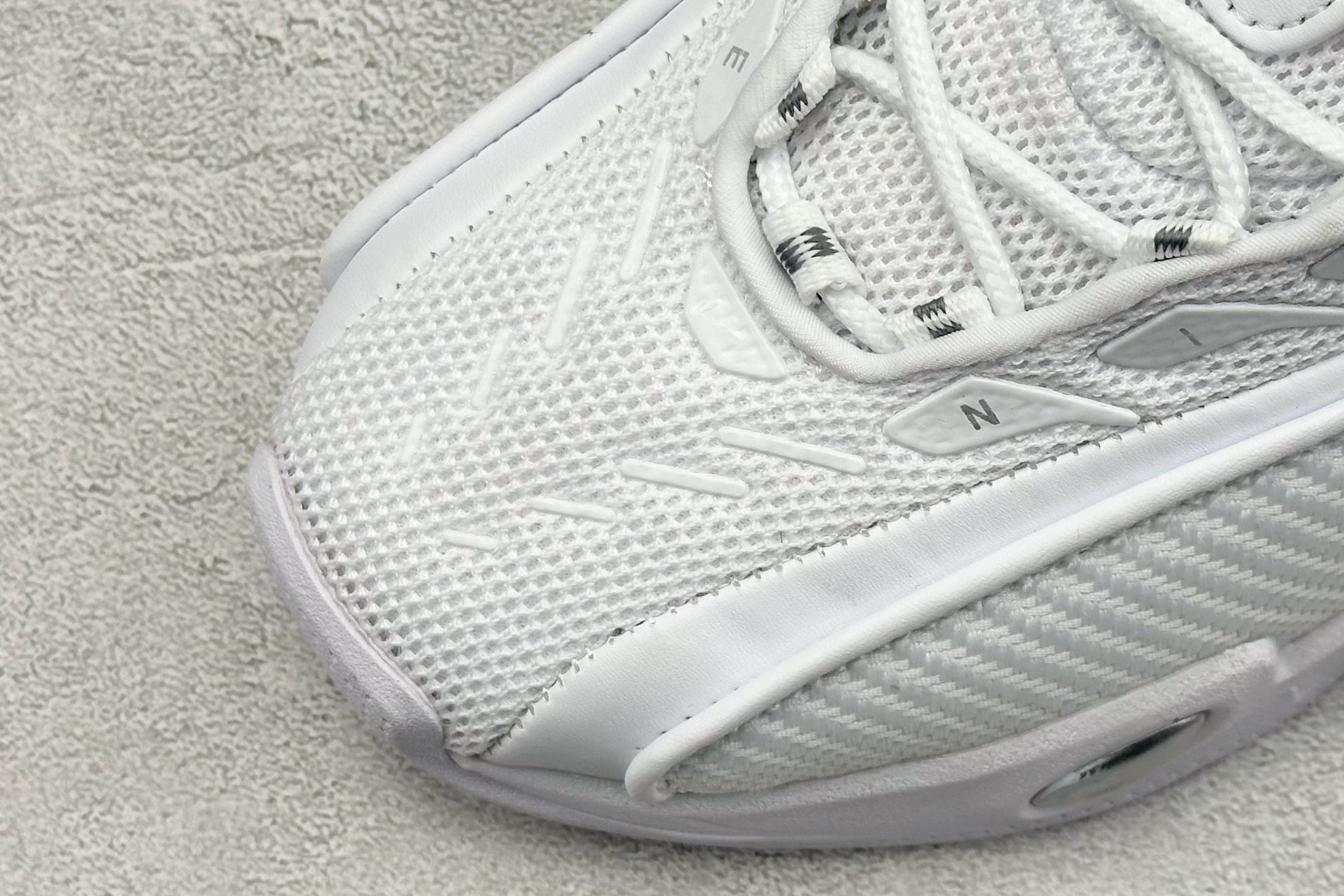  
NOCTA x Nike Glide 织物潮流百搭 复古低帮篮球鞋 
采用黑色网眼鞋面 搭配以碳纤维