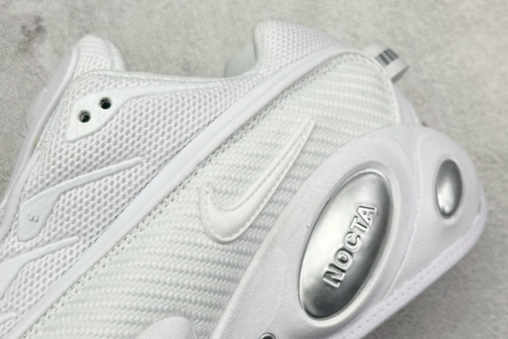  
NOCTA x Nike Glide 织物潮流百搭 复古低帮篮球鞋 
采用黑色网眼鞋面 搭配以碳纤维