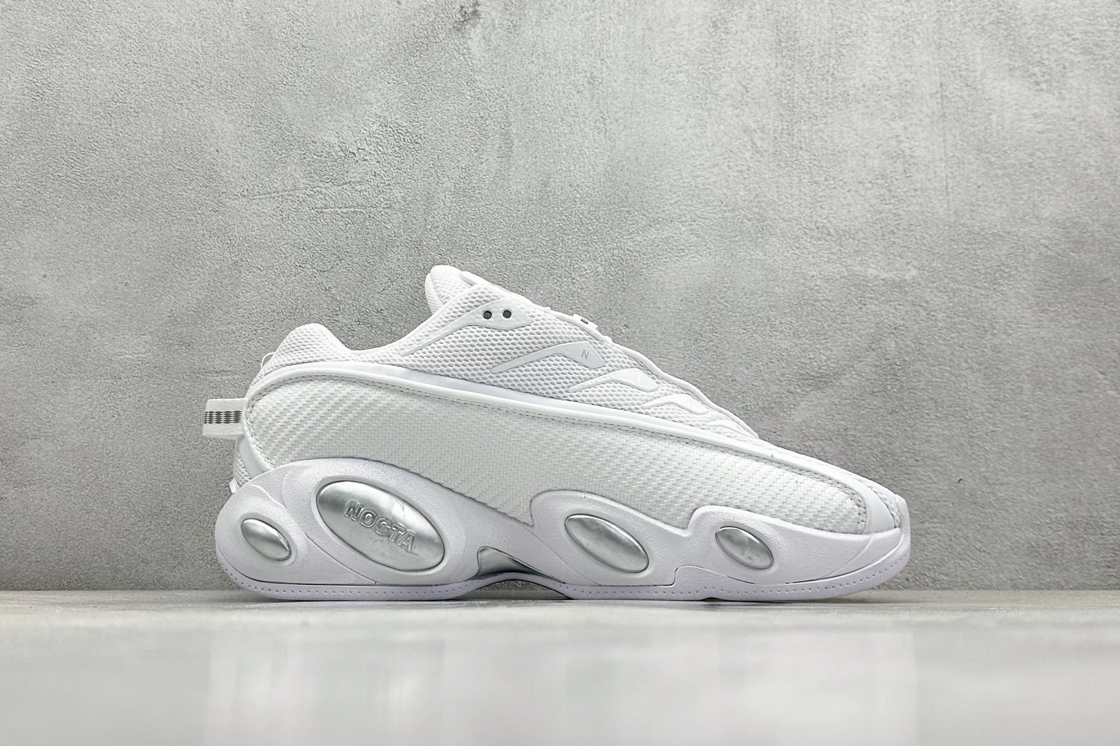  
NOCTA x Nike Glide 织物潮流百搭 复古低帮篮球鞋 
采用黑色网眼鞋面 搭配以碳纤维