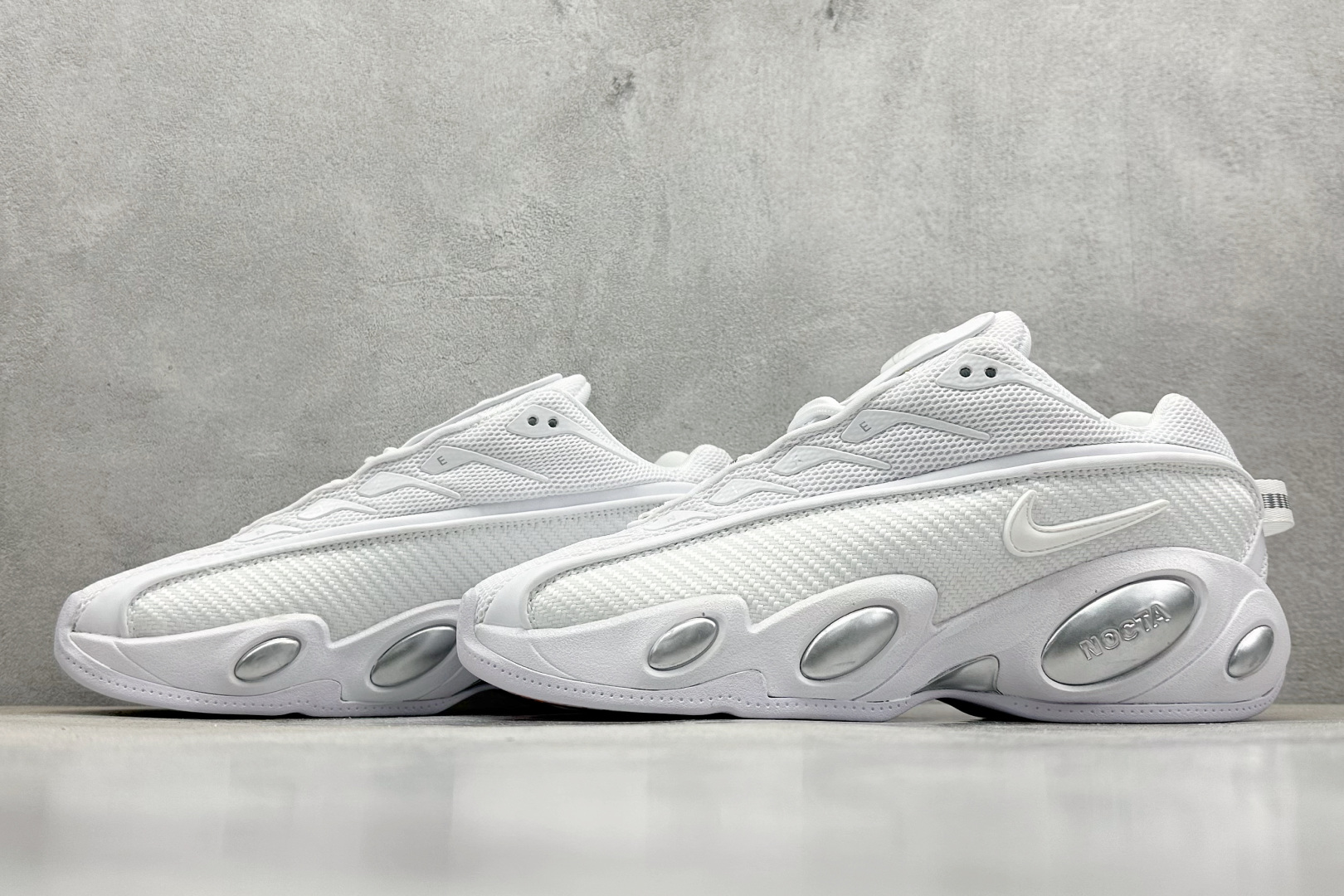  
NOCTA x Nike Glide 织物潮流百搭 复古低帮篮球鞋 
采用黑色网眼鞋面 搭配以碳纤维