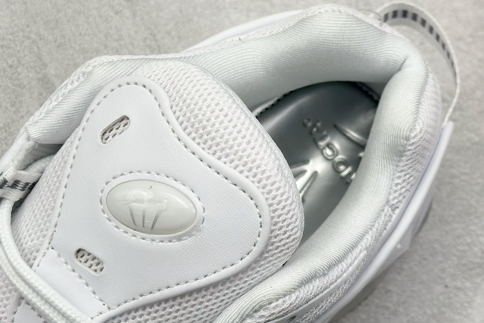  
NOCTA x Nike Glide 织物潮流百搭 复古低帮篮球鞋 
采用黑色网眼鞋面 搭配以碳纤维