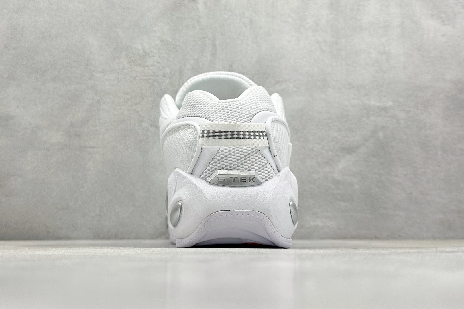  
NOCTA x Nike Glide 织物潮流百搭 复古低帮篮球鞋 
采用黑色网眼鞋面 搭配以碳纤维