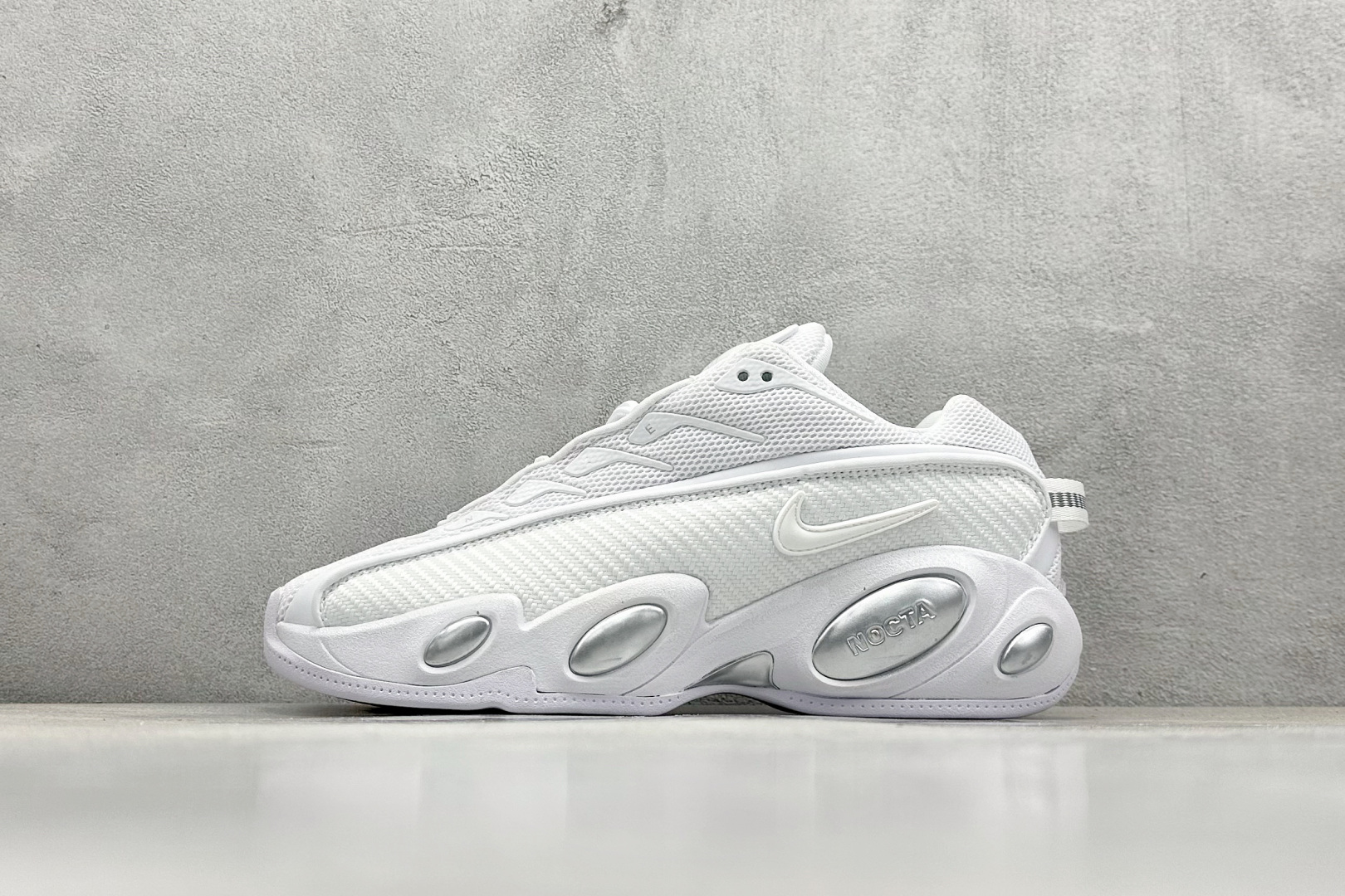  
NOCTA x Nike Glide 织物潮流百搭 复古低帮篮球鞋 
采用黑色网眼鞋面 搭配以碳纤维