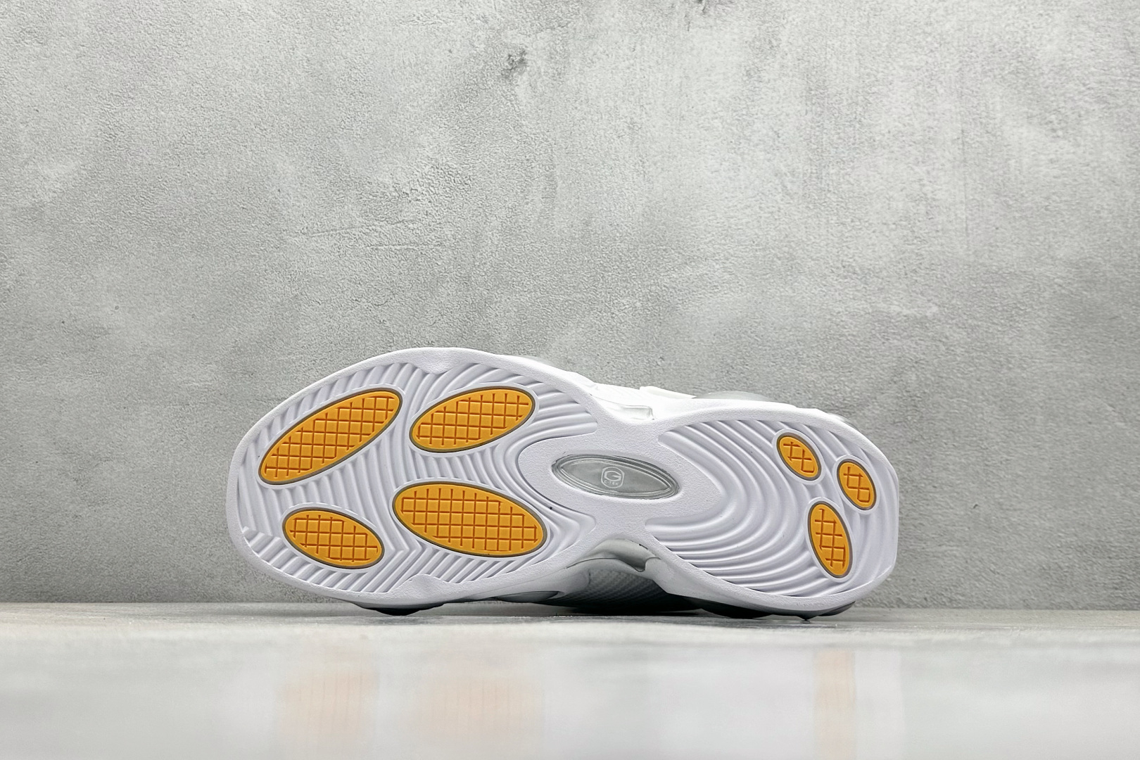  
NOCTA x Nike Glide 织物潮流百搭 复古低帮篮球鞋 
采用黑色网眼鞋面 搭配以碳纤维