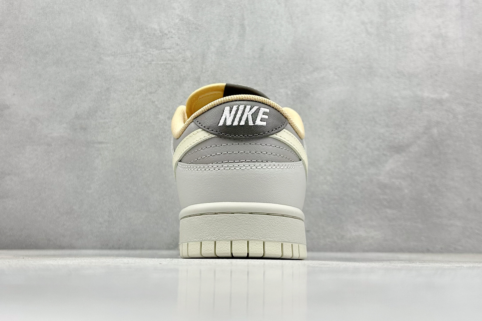  
史诗级性价比 NIKE SB Dunk Low LIGHT BONE 灰色
原装头层材料 独家版型蒸
