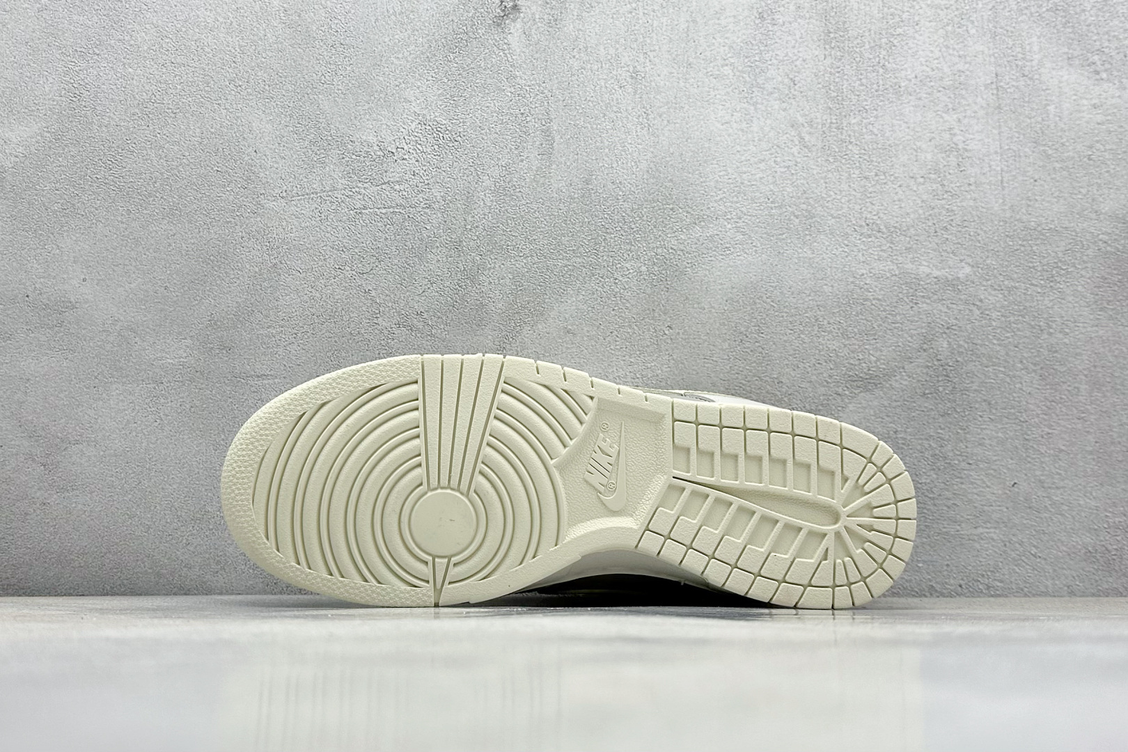  
史诗级性价比 NIKE SB Dunk Low LIGHT BONE 灰色
原装头层材料 独家版型蒸