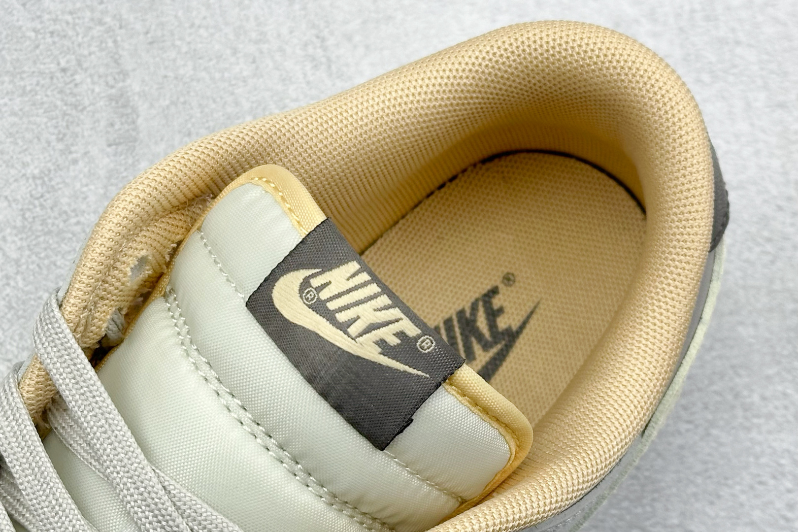  
史诗级性价比 NIKE SB Dunk Low LIGHT BONE 灰色
原装头层材料 独家版型蒸