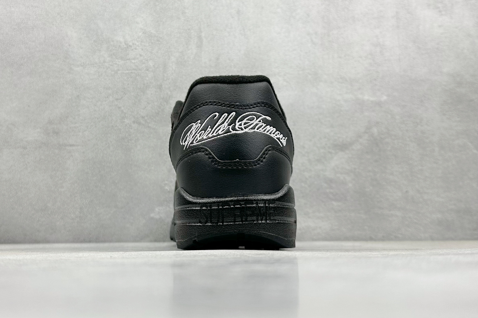  
Nike Air Max 1 耐克半掌气垫复古跑步鞋 
货号：HF8813-001
尺码：36 3