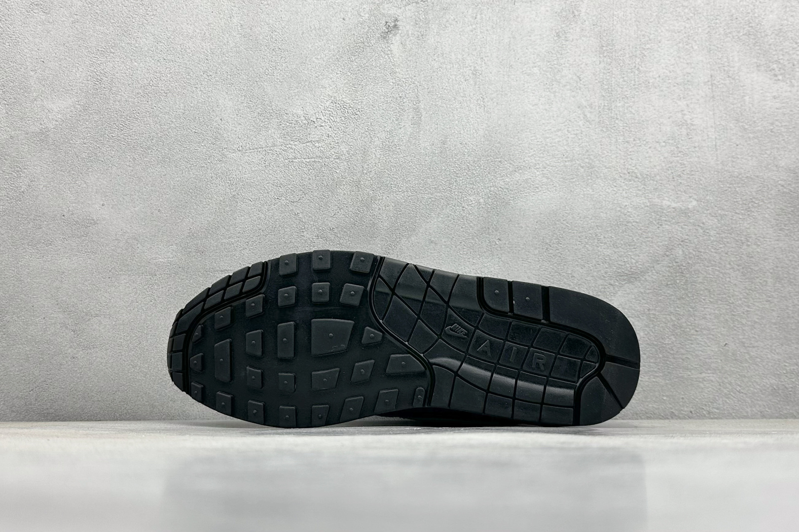  
Nike Air Max 1 耐克半掌气垫复古跑步鞋 
货号：HF8813-001
尺码：36 3