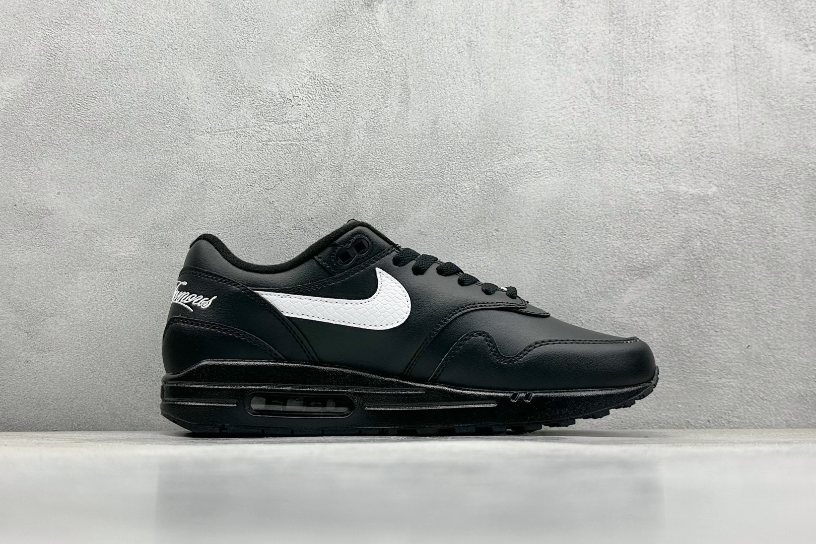  
Nike Air Max 1 耐克半掌气垫复古跑步鞋 
货号：HF8813-001
尺码：36 3