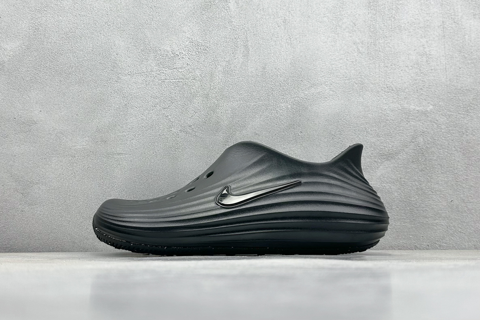  
Nike ReactX Rejuven8 一脚蹬夏日穿搭凉鞋
#采用质感柔软且出众回弹的 Reac
