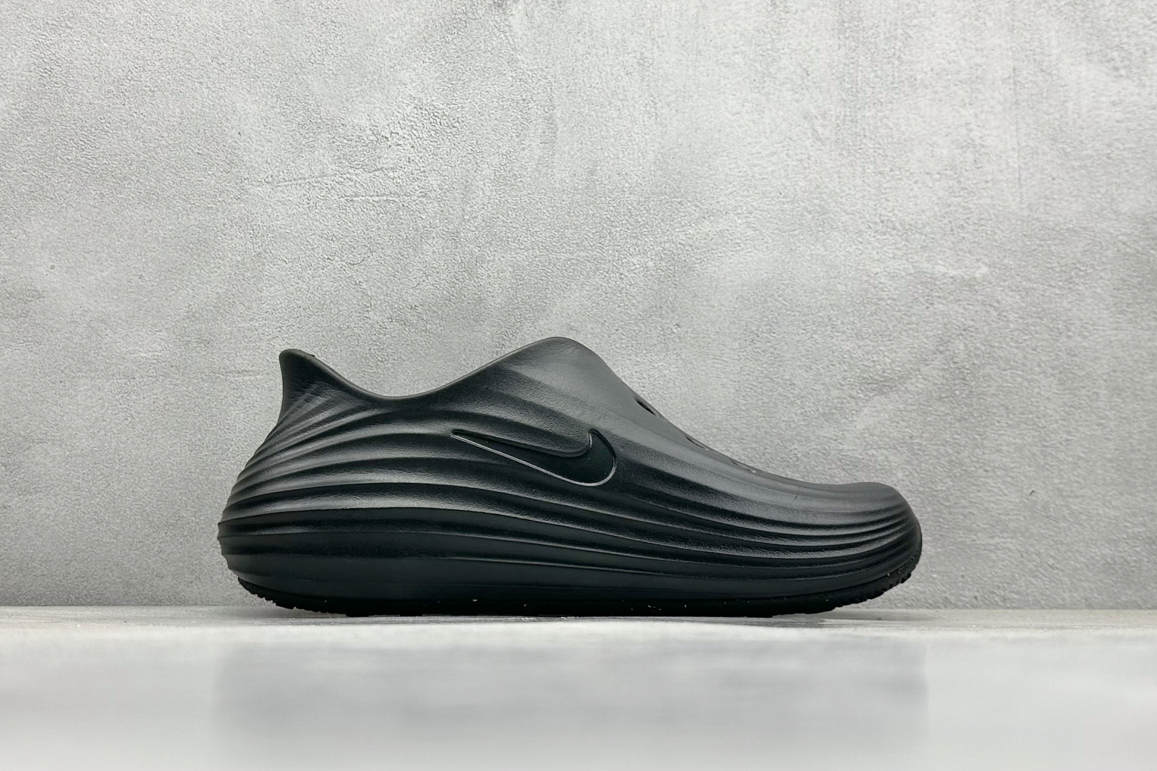  
Nike ReactX Rejuven8 一脚蹬夏日穿搭凉鞋
#采用质感柔软且出众回弹的 Reac