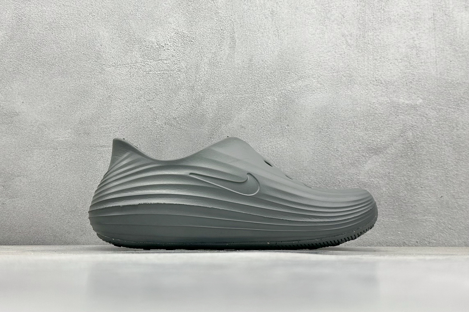  
Nike ReactX Rejuven8 一脚蹬夏日穿搭凉鞋
#采用质感柔软且出众回弹的 Reac