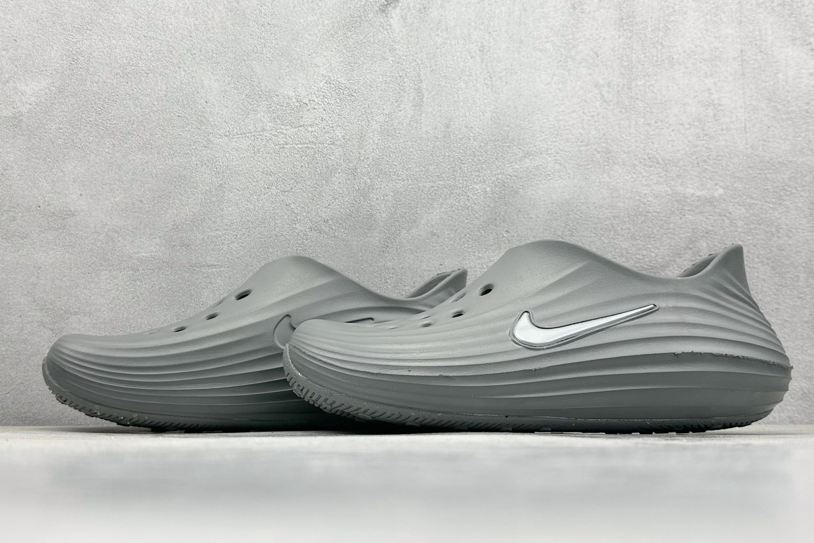  
Nike ReactX Rejuven8 一脚蹬夏日穿搭凉鞋
#采用质感柔软且出众回弹的 Reac