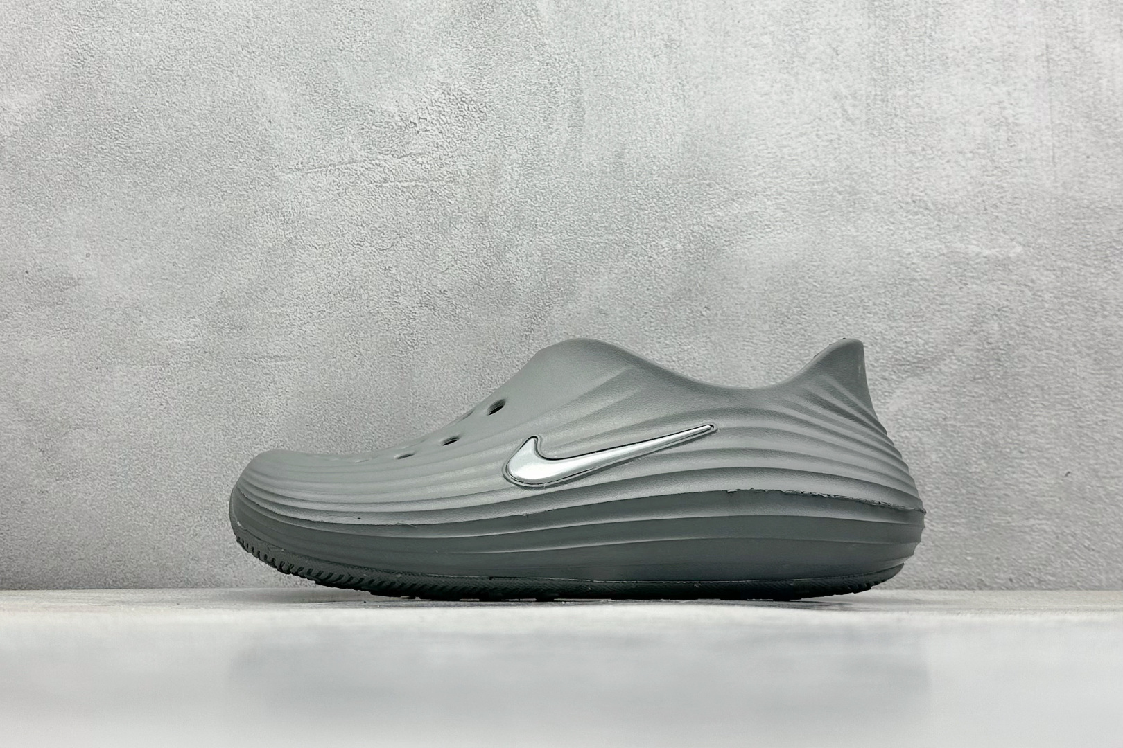  
Nike ReactX Rejuven8 一脚蹬夏日穿搭凉鞋
#采用质感柔软且出众回弹的 Reac