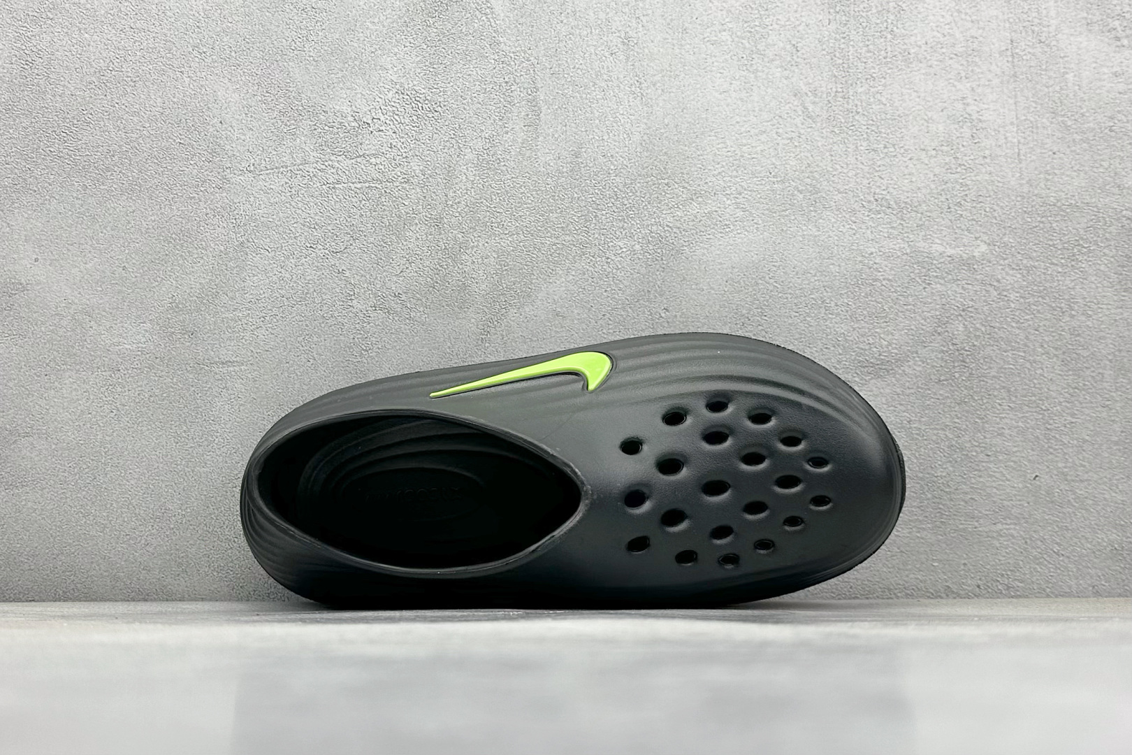  
Nike ReactX Rejuven8 一脚蹬夏日穿搭凉鞋
#采用质感柔软且出众回弹的 Reac