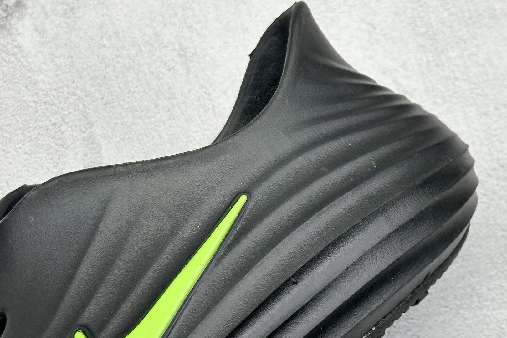  
Nike ReactX Rejuven8 一脚蹬夏日穿搭凉鞋
#采用质感柔软且出众回弹的 Reac