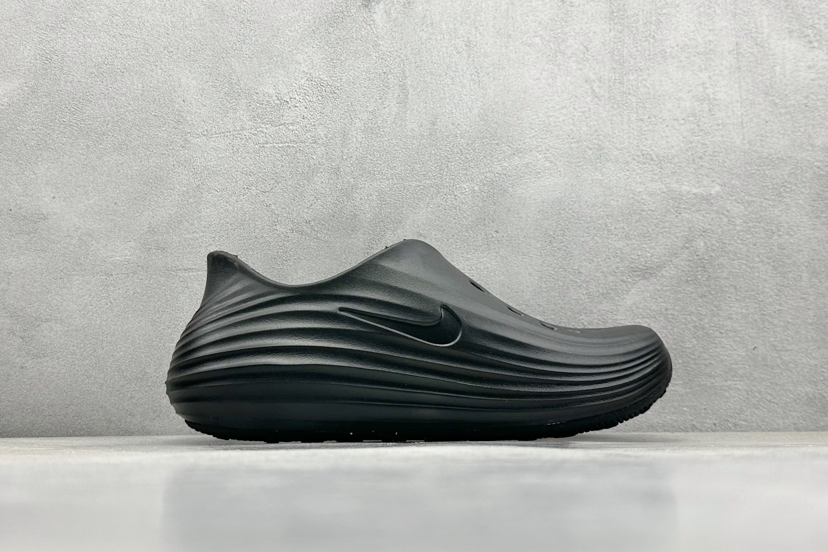  
Nike ReactX Rejuven8 一脚蹬夏日穿搭凉鞋
#采用质感柔软且出众回弹的 Reac