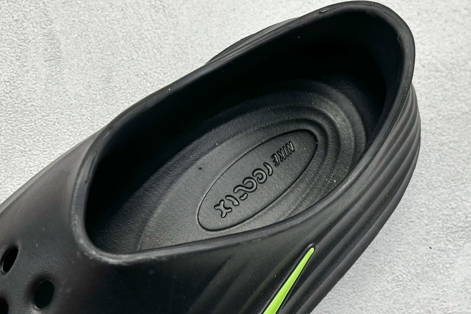  
Nike ReactX Rejuven8 一脚蹬夏日穿搭凉鞋
#采用质感柔软且出众回弹的 Reac