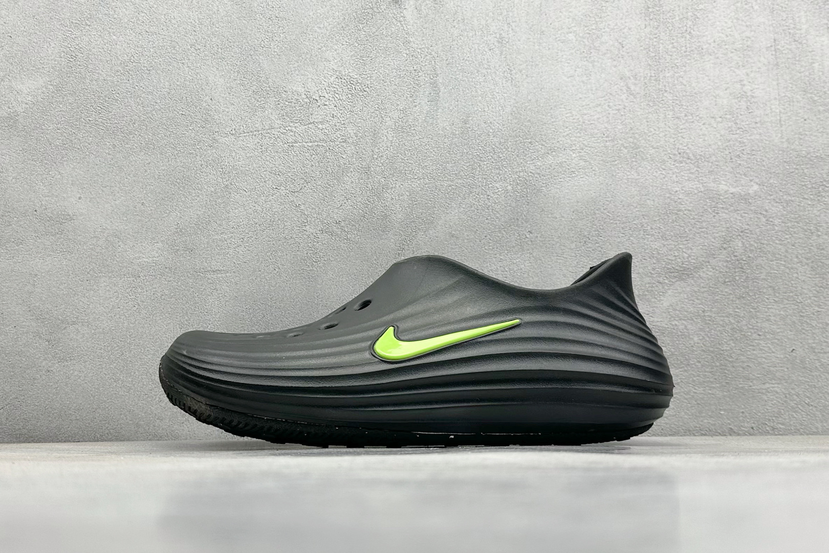  
Nike ReactX Rejuven8 一脚蹬夏日穿搭凉鞋
#采用质感柔软且出众回弹的 Reac