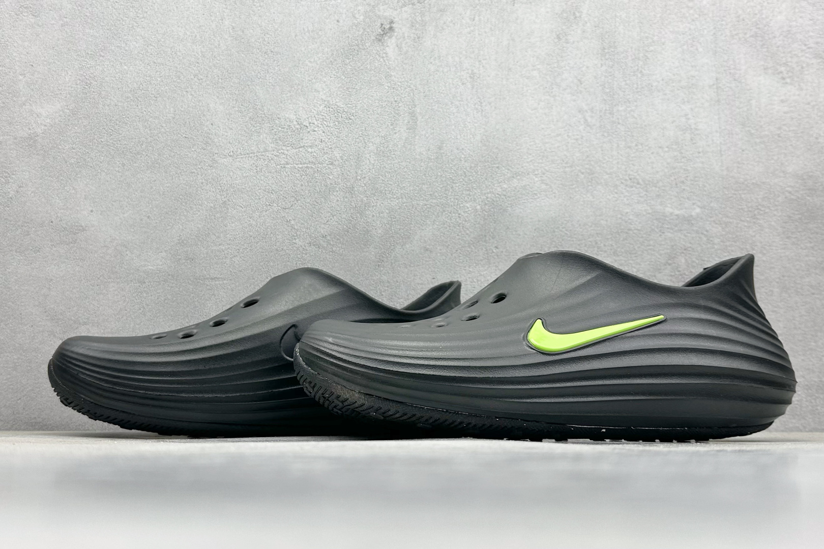  
Nike ReactX Rejuven8 一脚蹬夏日穿搭凉鞋
#采用质感柔软且出众回弹的 Reac
