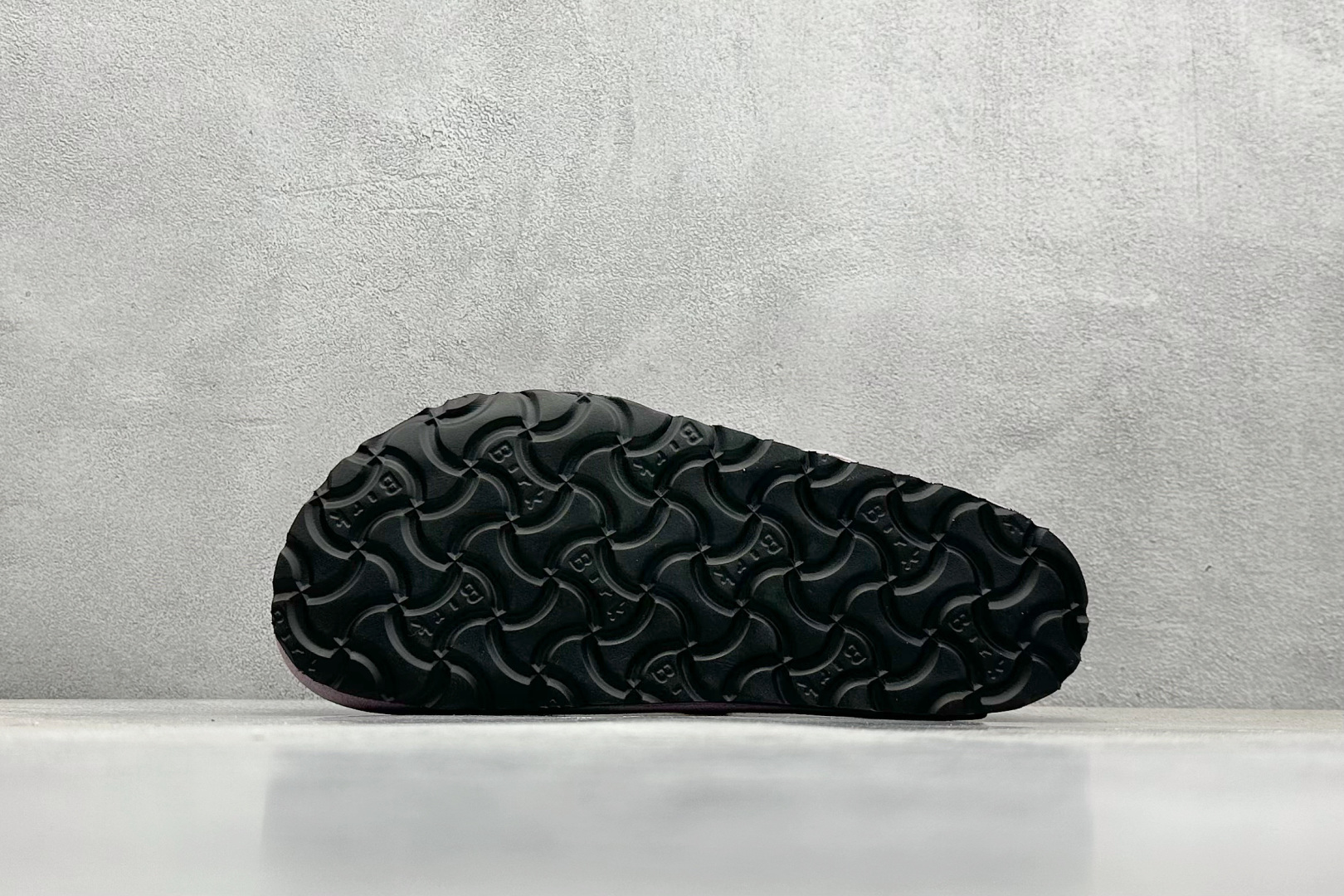  终端放店
BK版 Birkenstock  博肯 半托系列  广东原产采用质地柔软牛皮绒面革植入羊羔毛