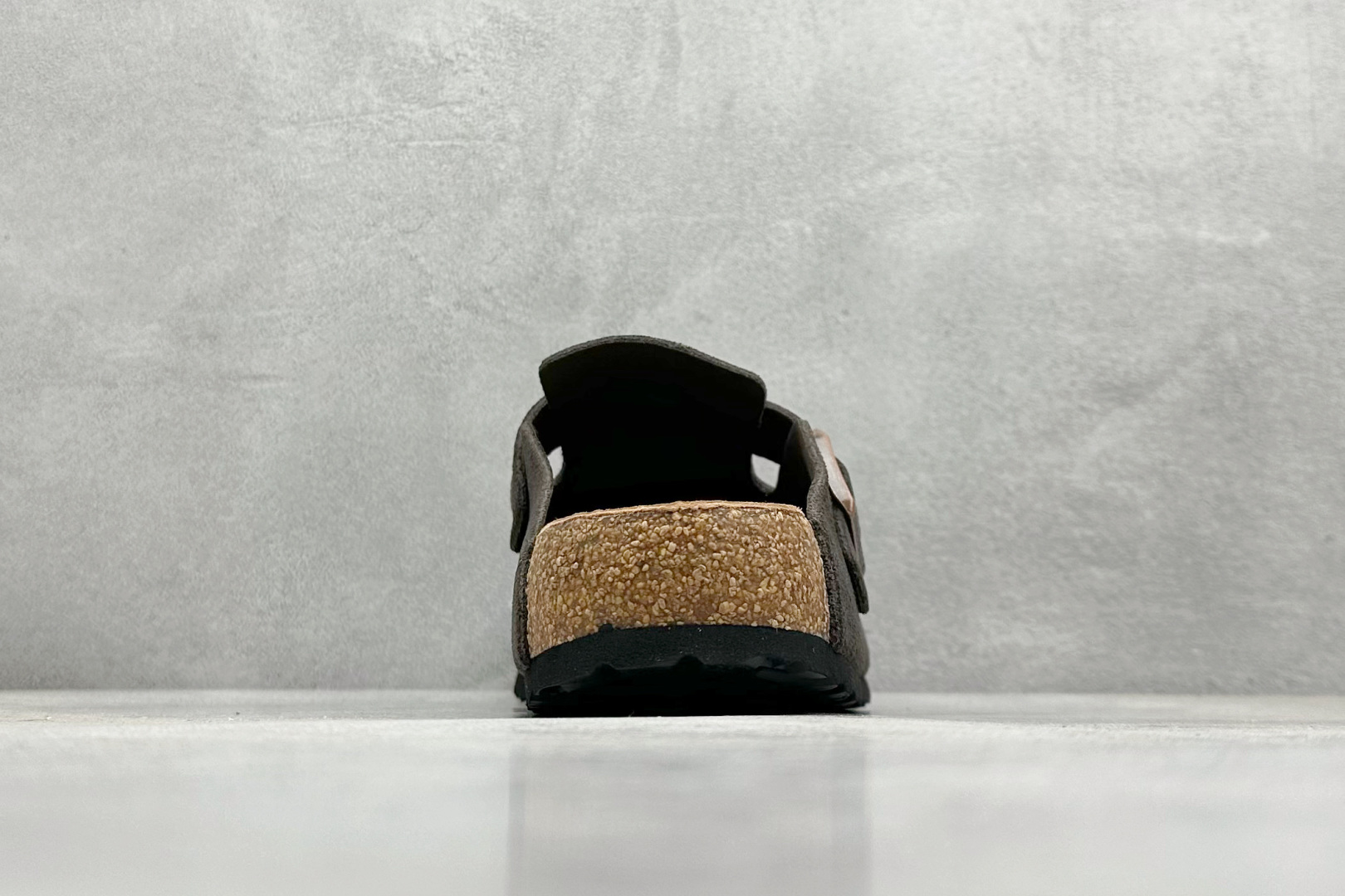  终端放店
BK版 Birkenstock  博肯 半托系列  广东原产采用质地柔软牛皮绒面革植入羊羔毛