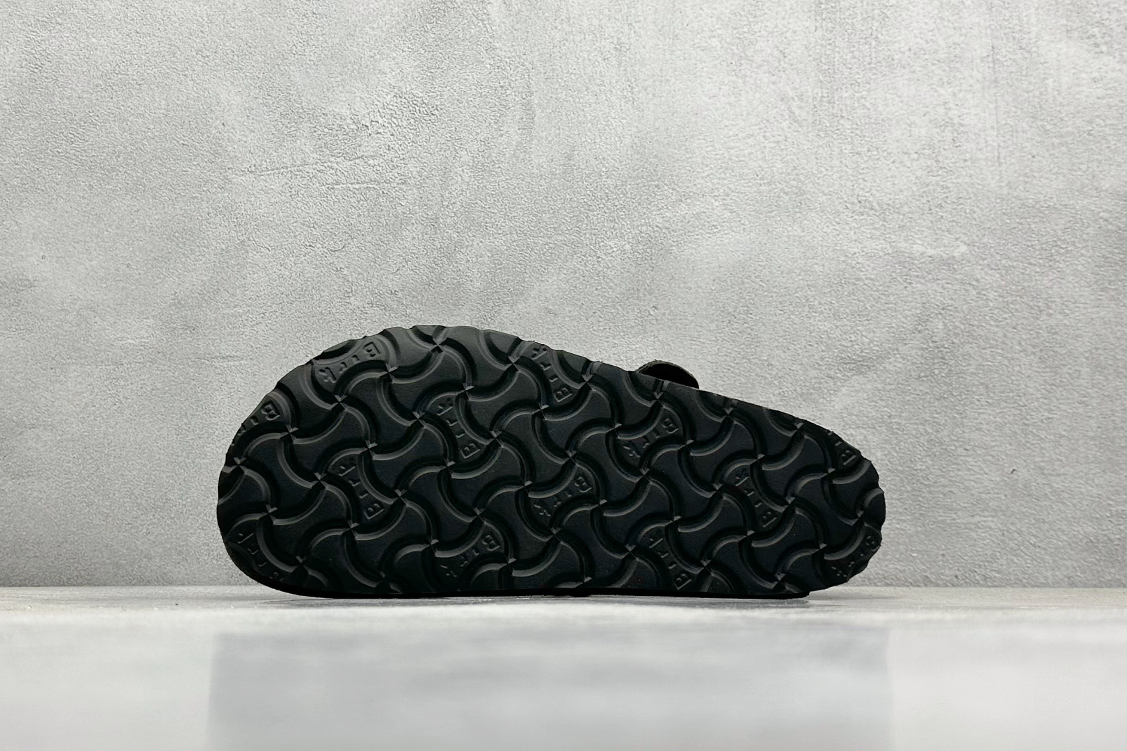  终端放店
BK版 Birkenstock  博肯 半托系列  广东原产采用质地柔软牛皮绒面革植入羊羔毛
