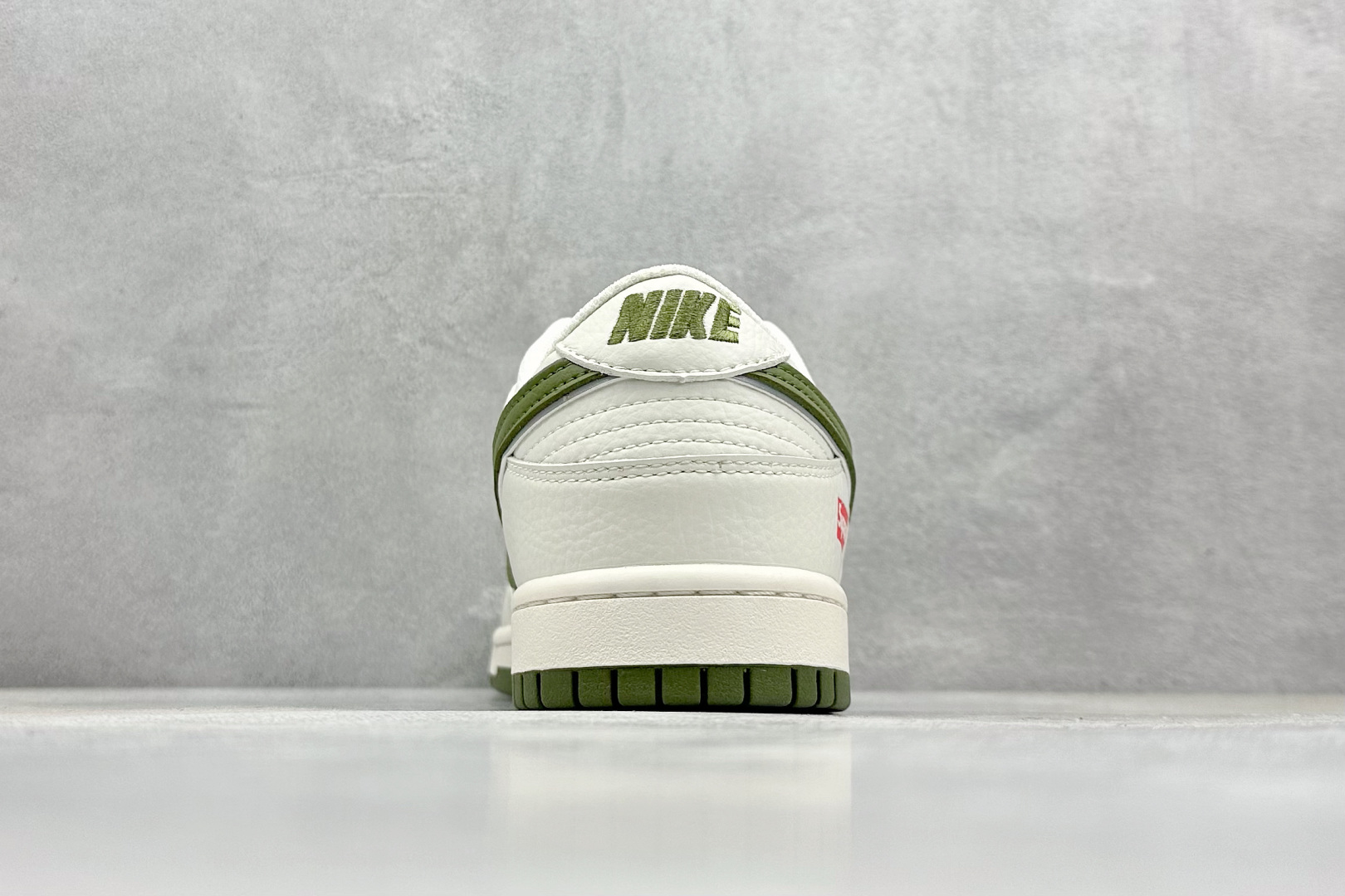  终端放店
XC版 Nk SB Dunk Low Supreme联名-双勾米深绿 周年高端定制 低帮休闲