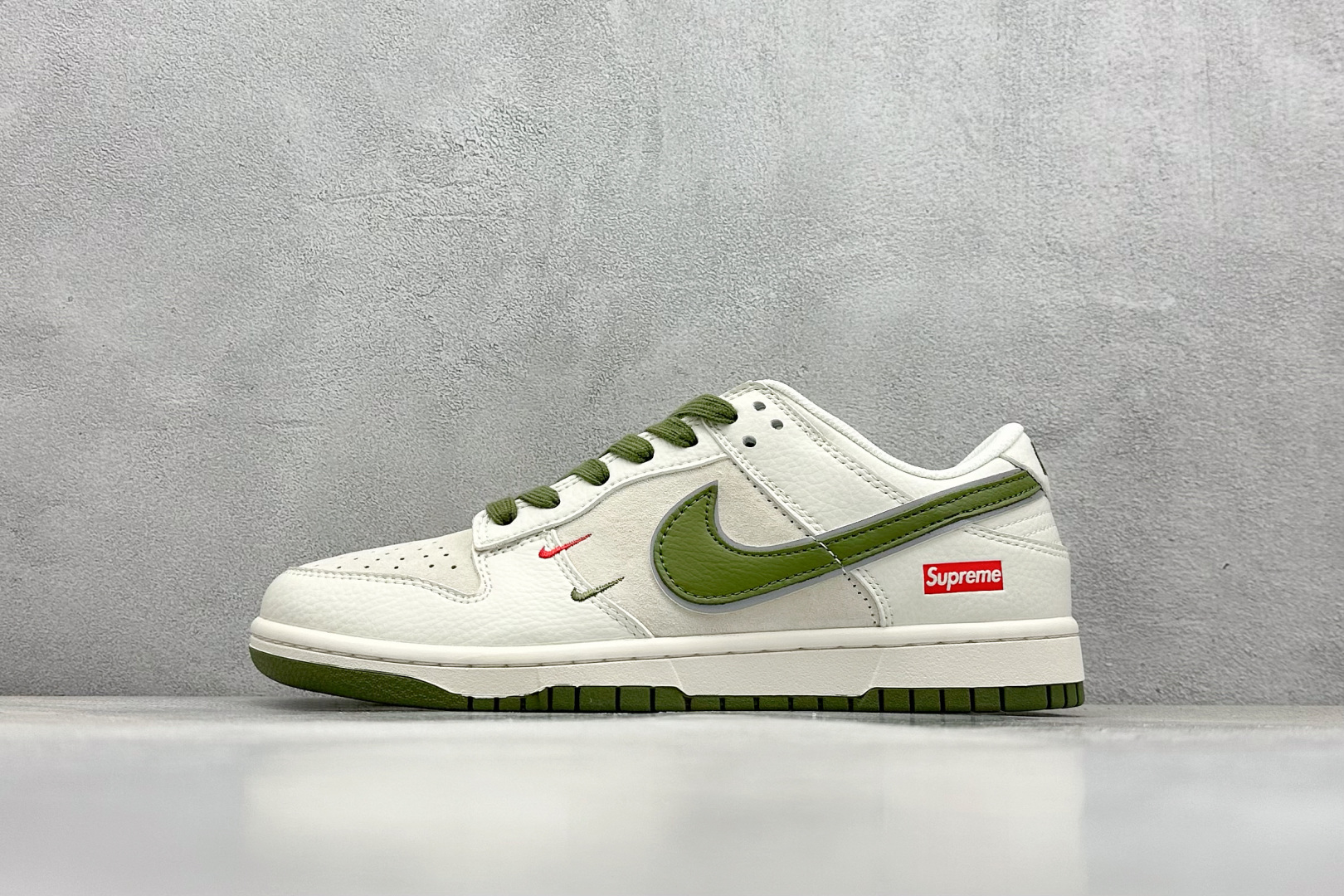  终端放店
XC版 Nk SB Dunk Low Supreme联名-双勾米深绿 周年高端定制 低帮休闲
