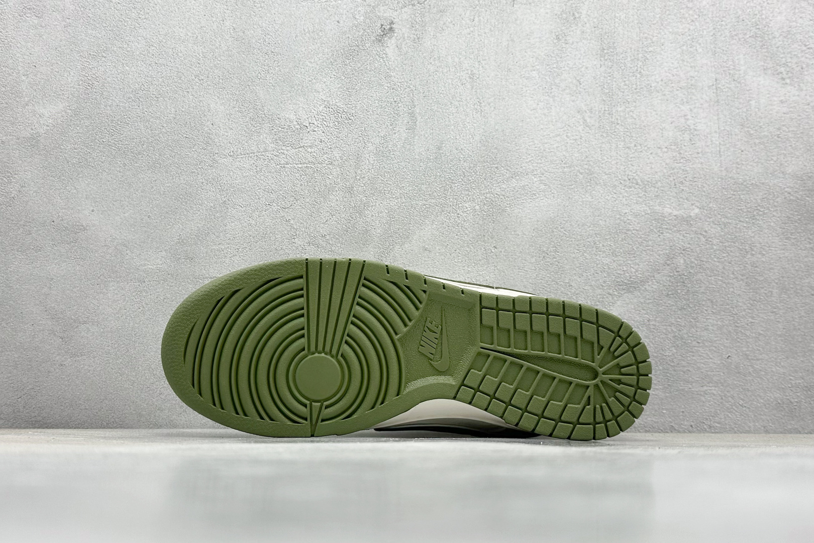  终端放店
XC版 Nk SB Dunk Low Supreme联名-双勾米深绿 周年高端定制 低帮休闲