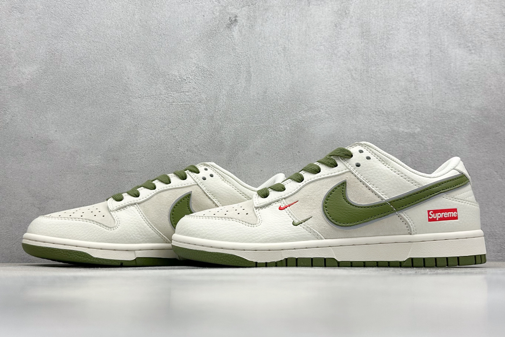  终端放店
XC版 Nk SB Dunk Low Supreme联名-双勾米深绿 周年高端定制 低帮休闲