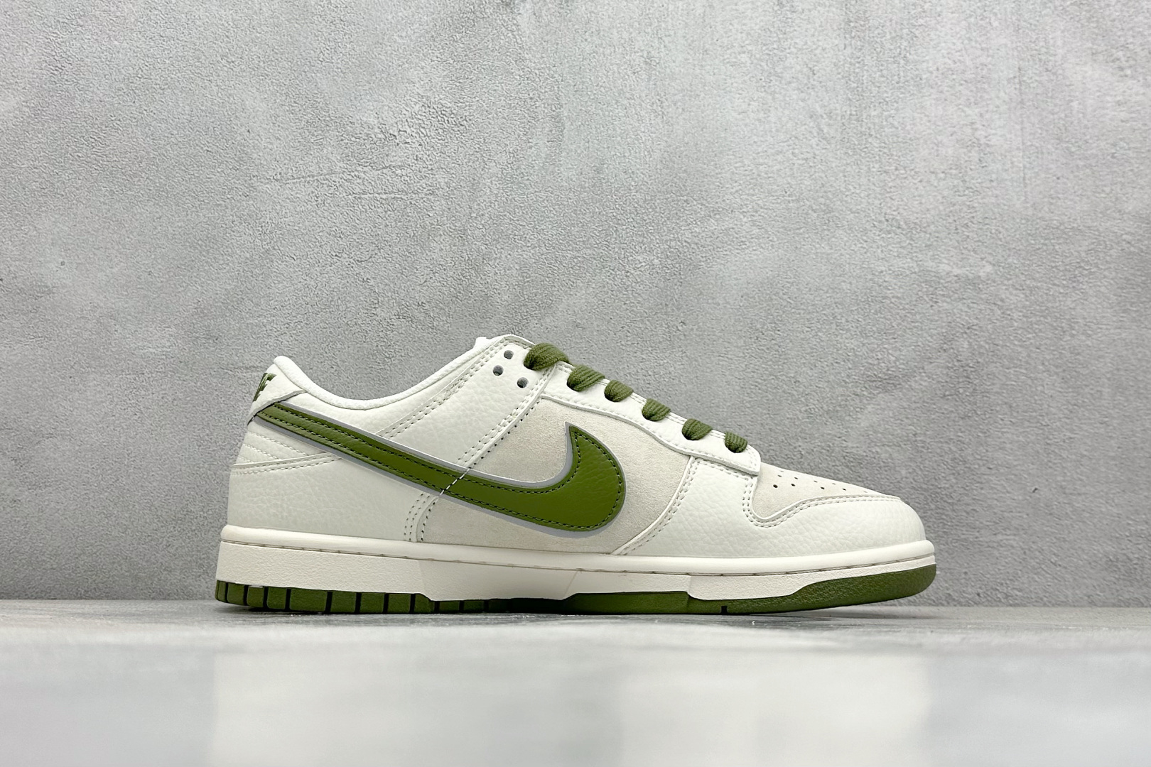  终端放店
XC版 Nk SB Dunk Low Supreme联名-双勾米深绿 周年高端定制 低帮休闲