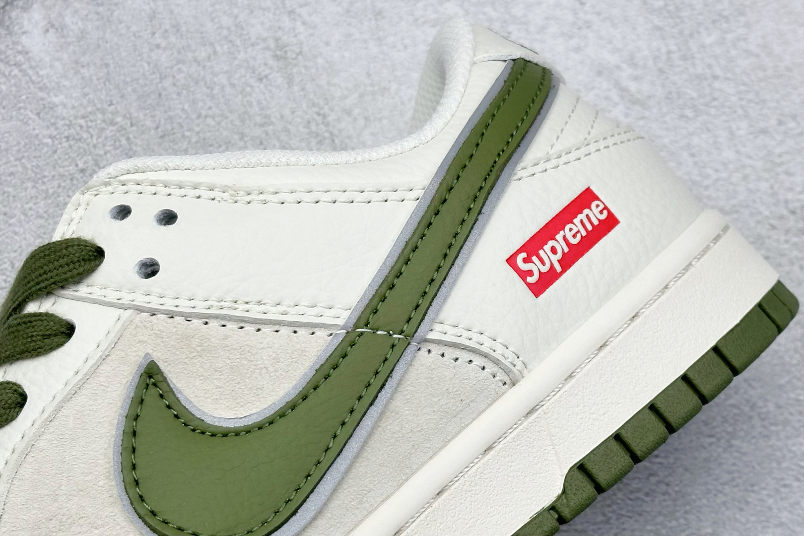  终端放店
XC版 Nk SB Dunk Low Supreme联名-双勾米深绿 周年高端定制 低帮休闲