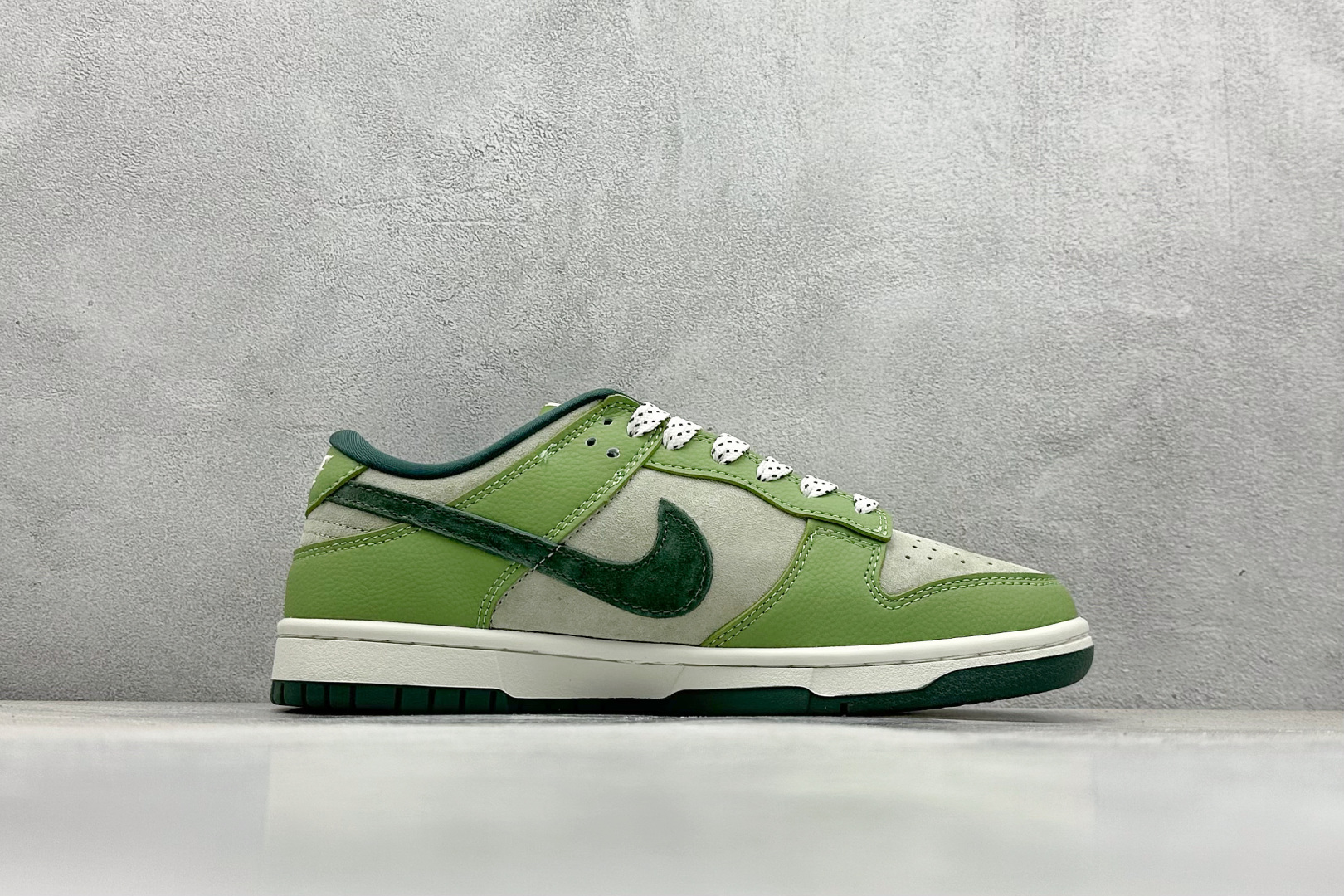  终端放店
XC版 Nk SB Dunk Low UN联名-飞泉绿 周年高端定制 低帮休闲板鞋
#定制