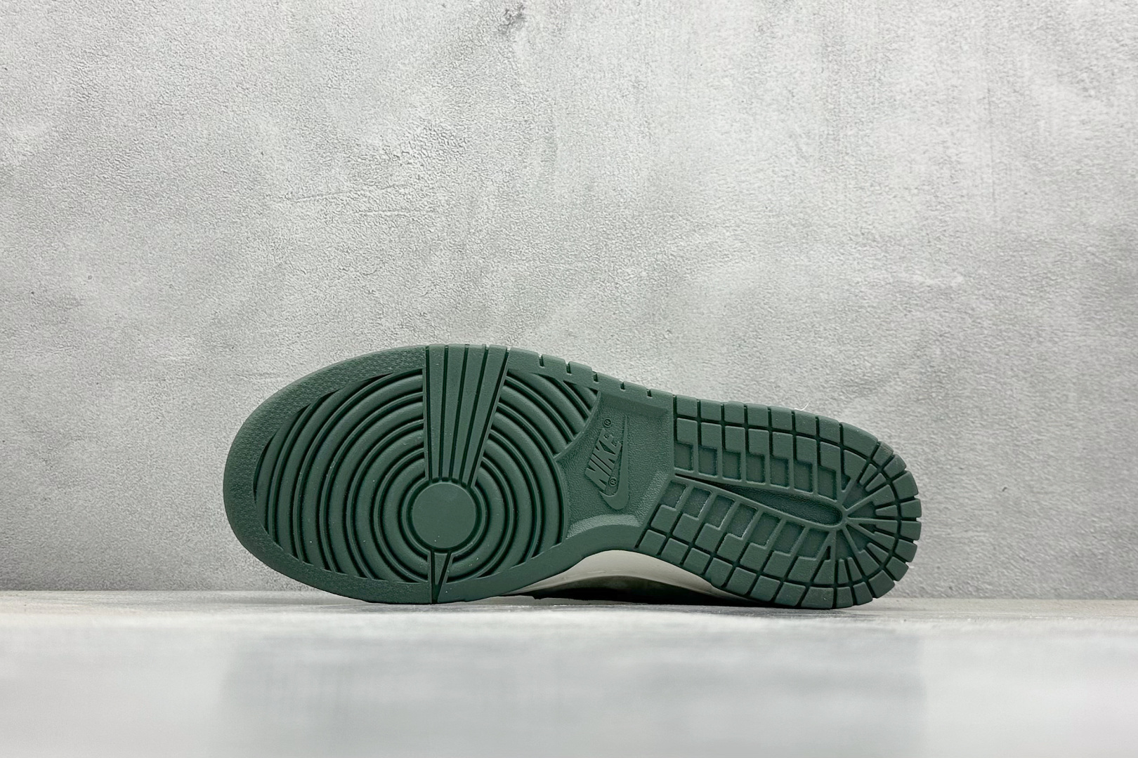  终端放店
XC版 Nk SB Dunk Low UN联名-飞泉绿 周年高端定制 低帮休闲板鞋
#定制