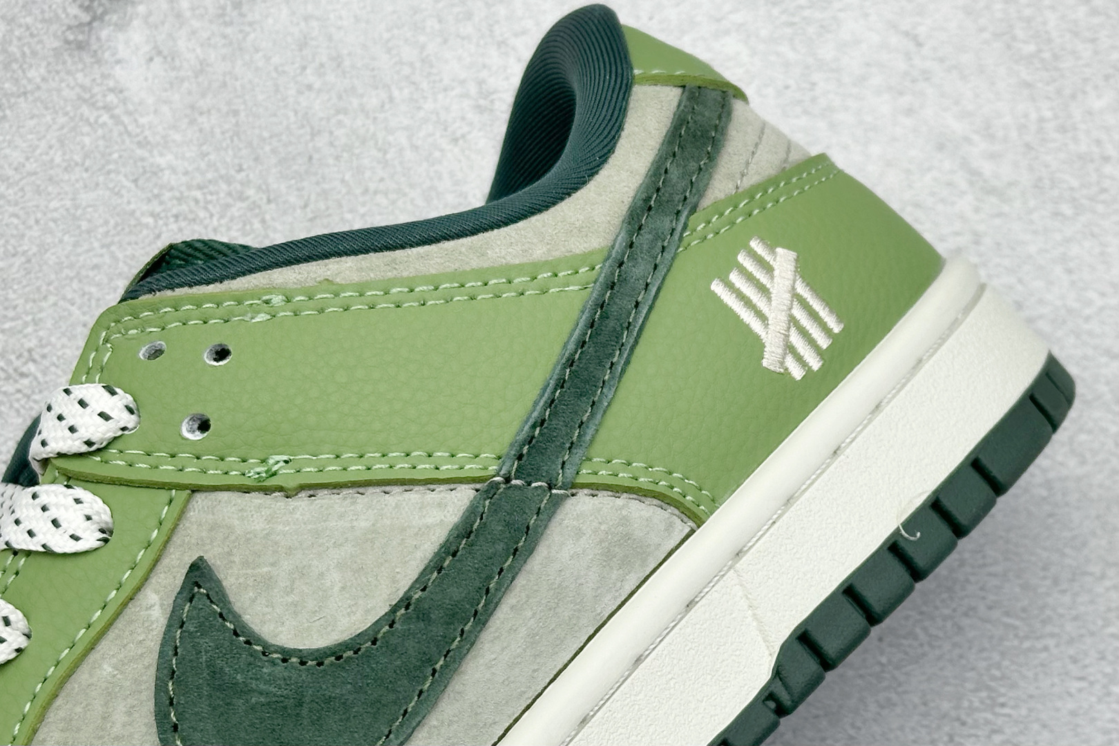 终端放店
XC版 Nk SB Dunk Low UN联名-飞泉绿 周年高端定制 低帮休闲板鞋
#定制