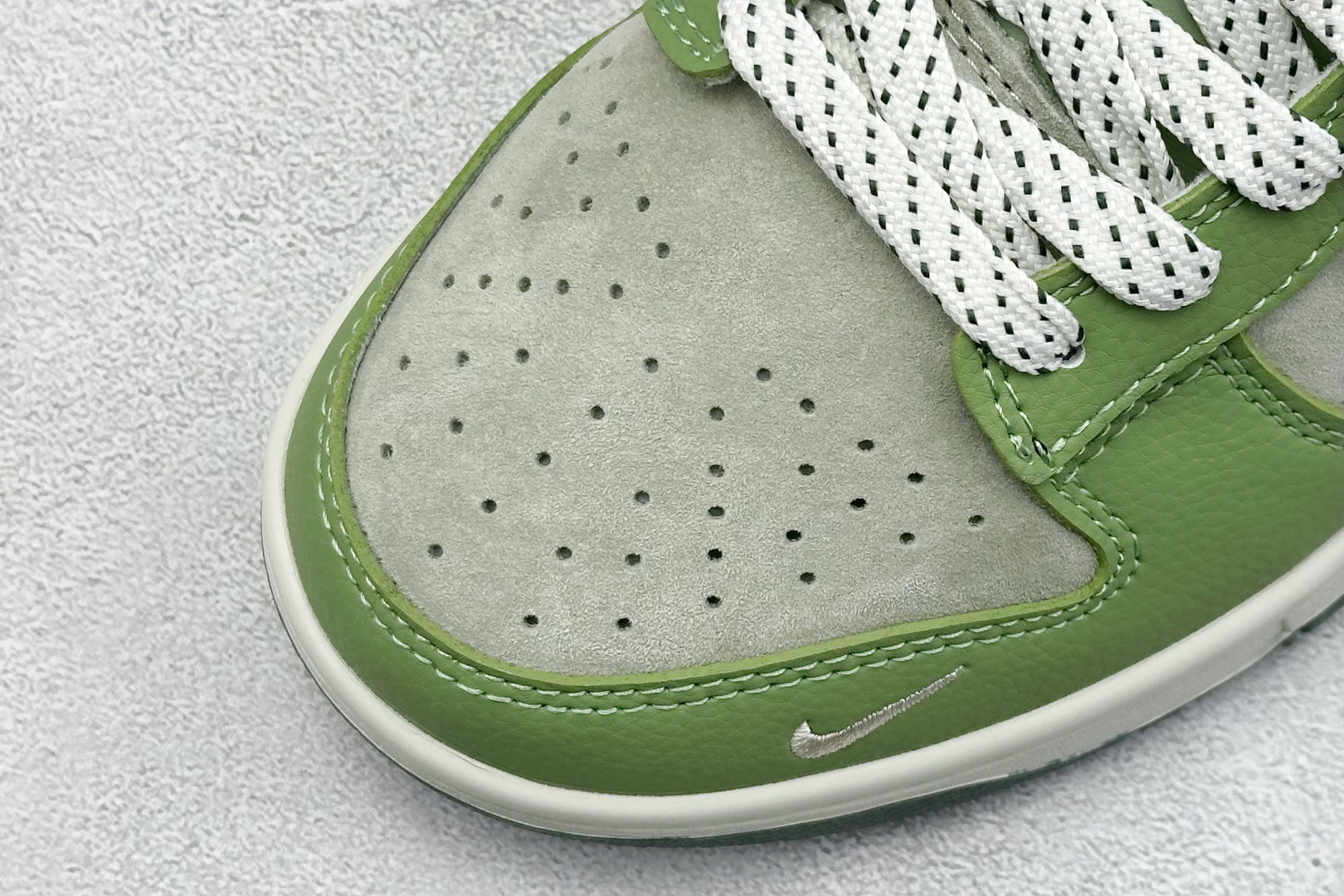  终端放店
XC版 Nk SB Dunk Low UN联名-飞泉绿 周年高端定制 低帮休闲板鞋
#定制