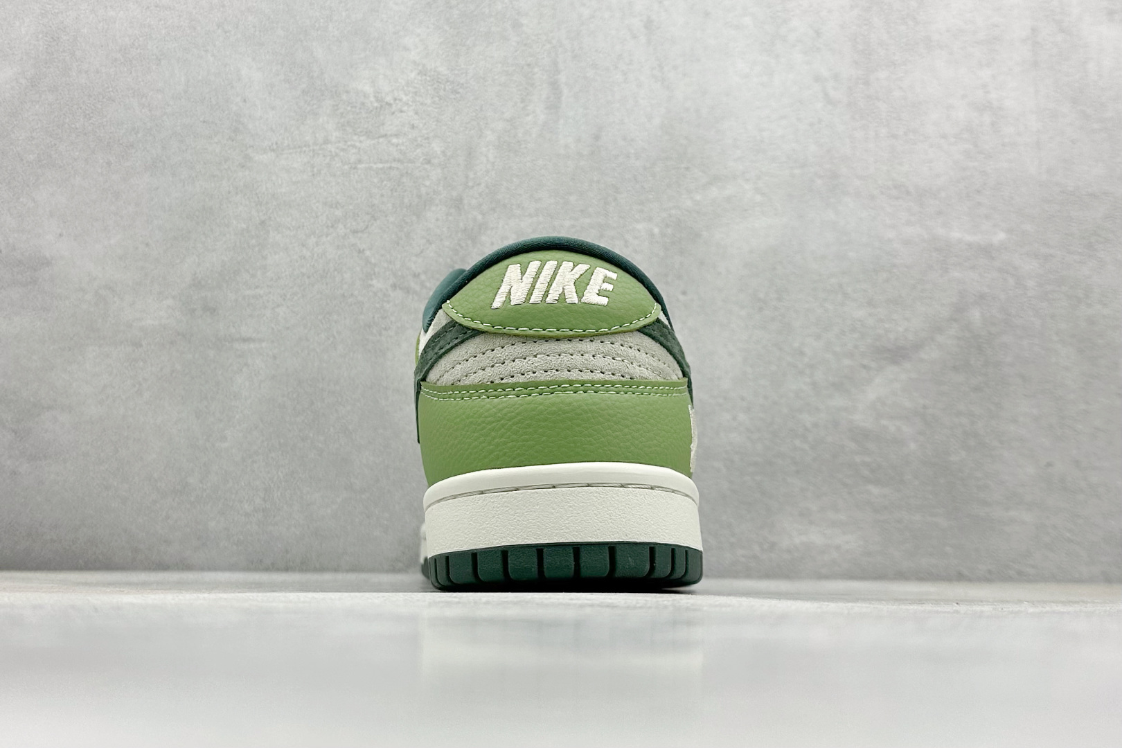 终端放店
XC版 Nk SB Dunk Low UN联名-飞泉绿 周年高端定制 低帮休闲板鞋
#定制