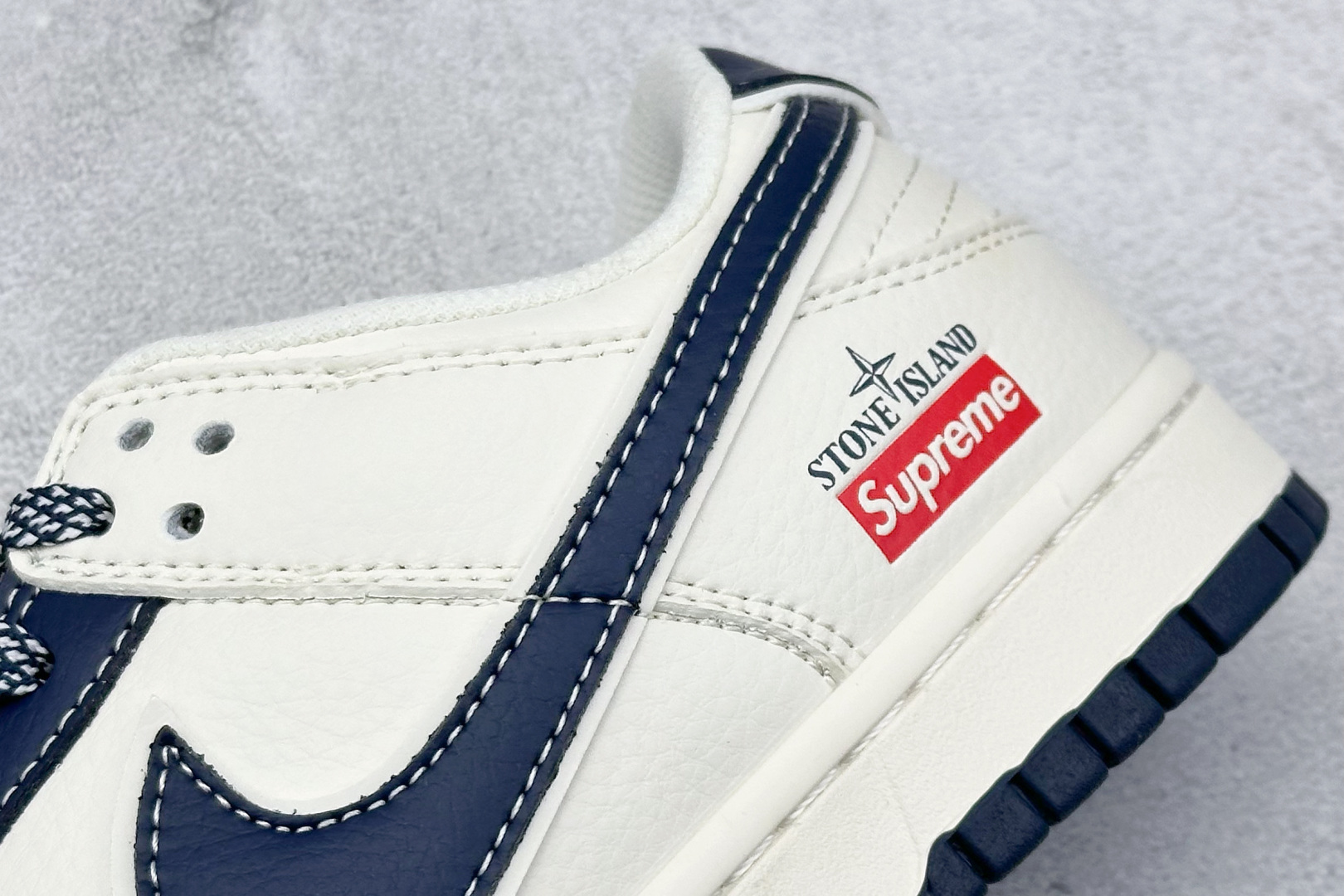  终端放店
XC版 Nk SB Dunk Low 石头岛Supreme联名-藏蓝米白 周年高端定制 低帮