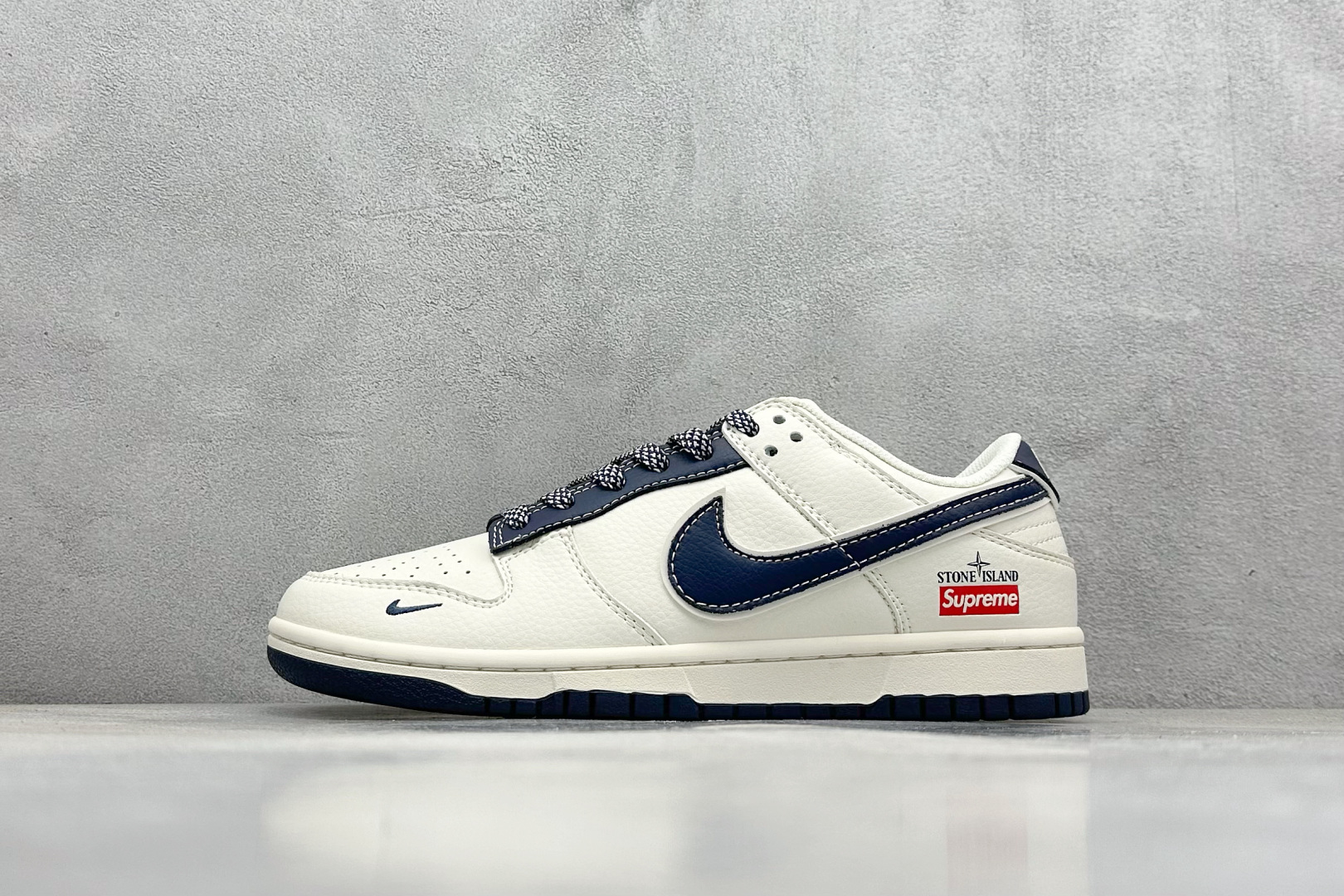  终端放店
XC版 Nk SB Dunk Low 石头岛Supreme联名-藏蓝米白 周年高端定制 低帮