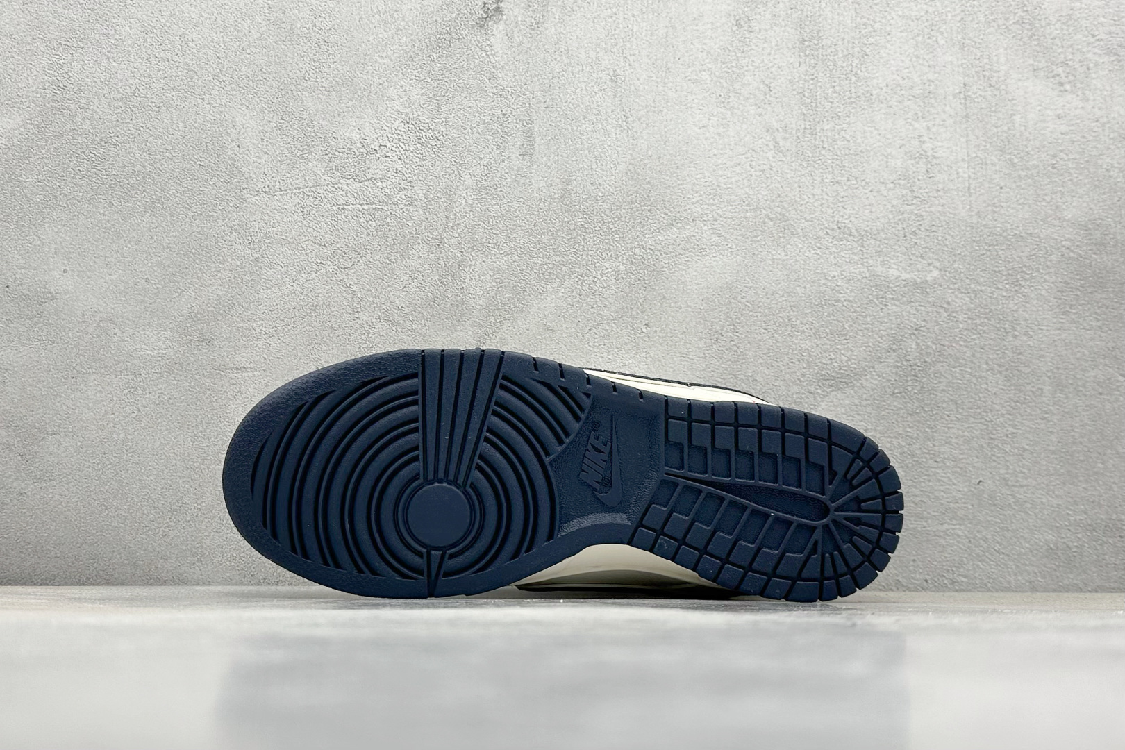  终端放店
XC版 Nk SB Dunk Low 石头岛Supreme联名-藏蓝米白 周年高端定制 低帮