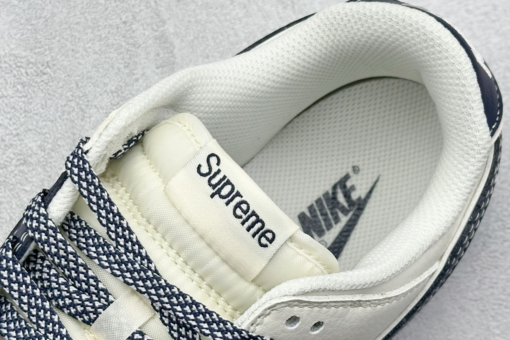  终端放店
XC版 Nk SB Dunk Low 石头岛Supreme联名-藏蓝米白 周年高端定制 低帮