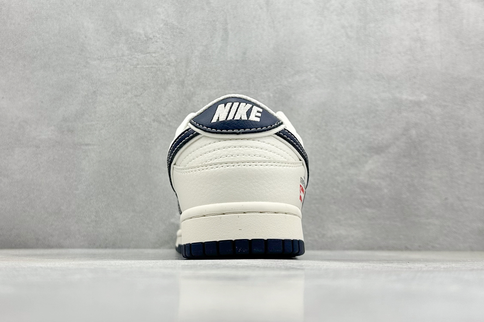  终端放店
XC版 Nk SB Dunk Low 石头岛Supreme联名-藏蓝米白 周年高端定制 低帮