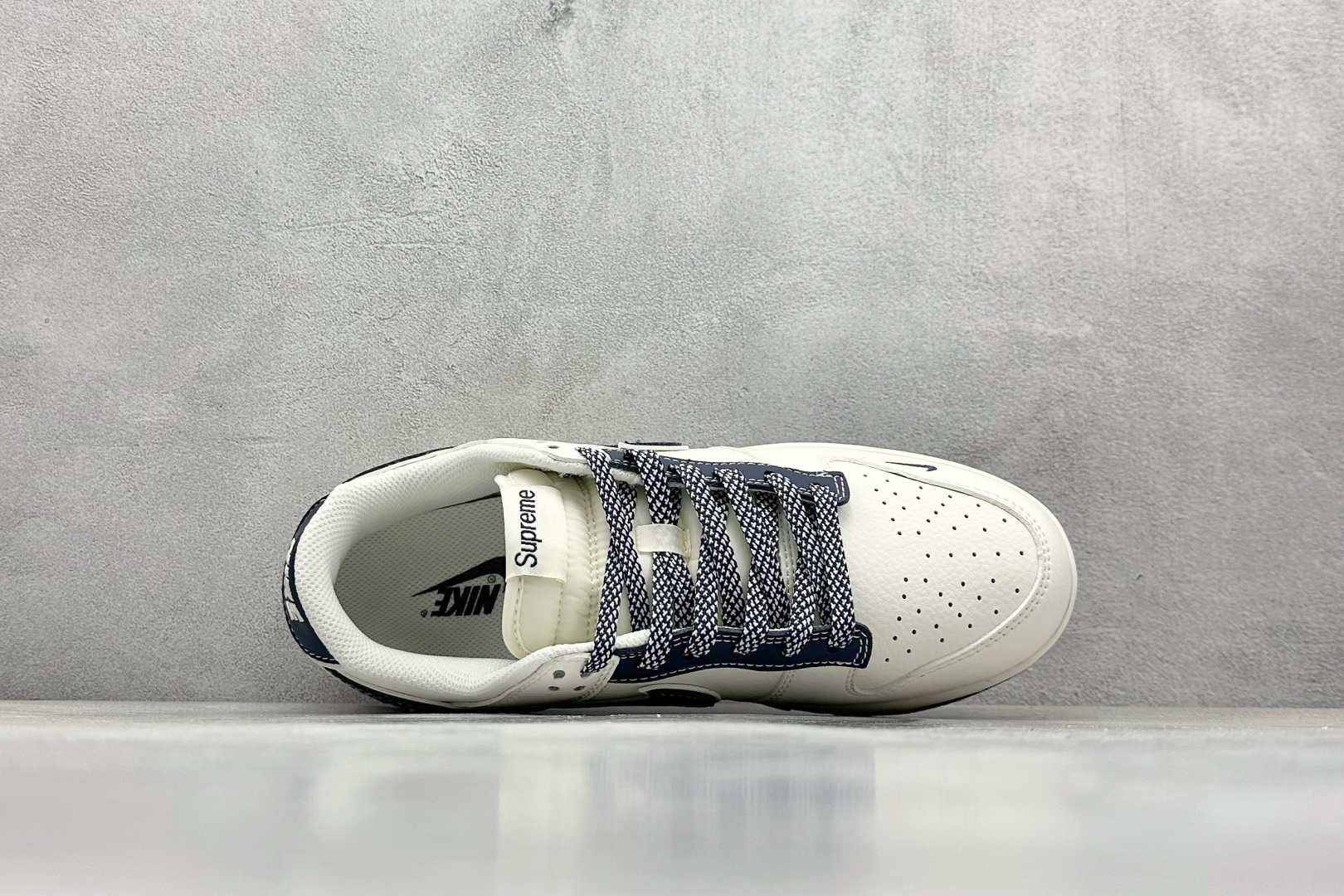  终端放店
XC版 Nk SB Dunk Low 石头岛Supreme联名-藏蓝米白 周年高端定制 低帮