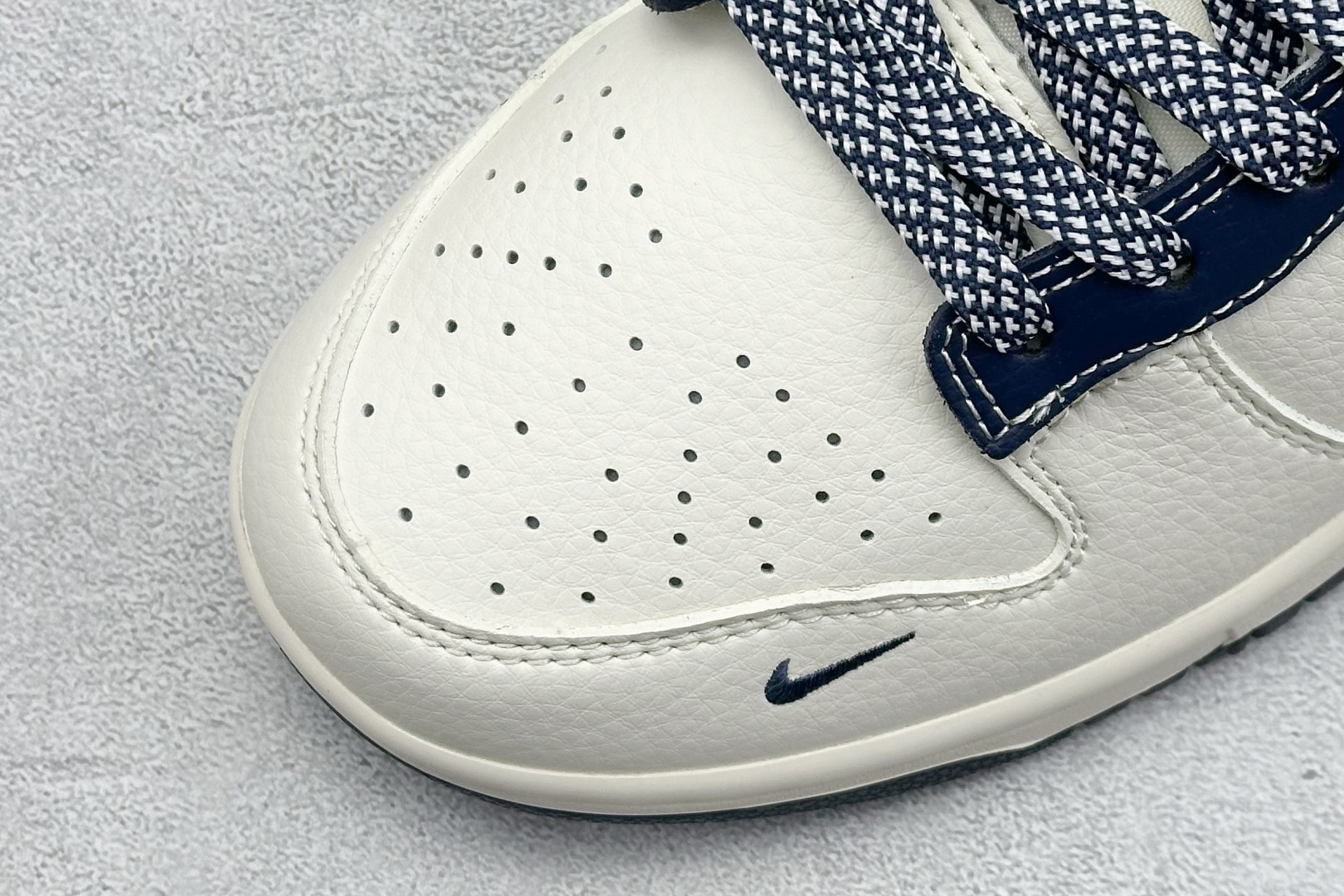  终端放店
XC版 Nk SB Dunk Low 石头岛Supreme联名-藏蓝米白 周年高端定制 低帮