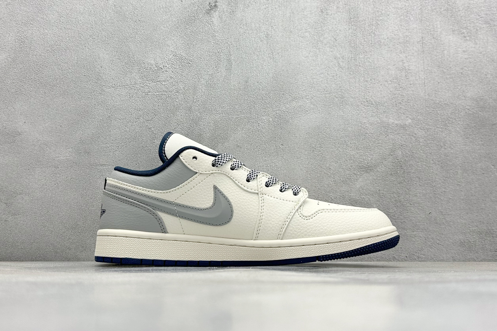  终端放店
XC版 Air Jordan 1 Low AJ1 乔1 LV联名 烟灰立体勾 高端定制 低帮