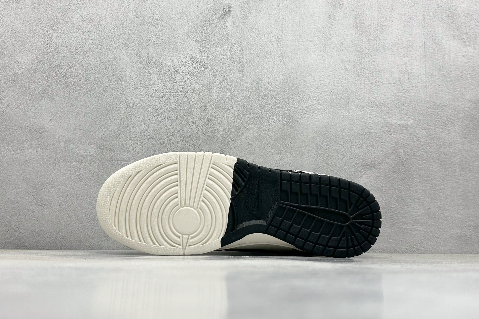  终端放店
XC版 Nike SB Dunk Low 斯图西系列 贴布黑勾 周年高端定制 低帮休闲板鞋

