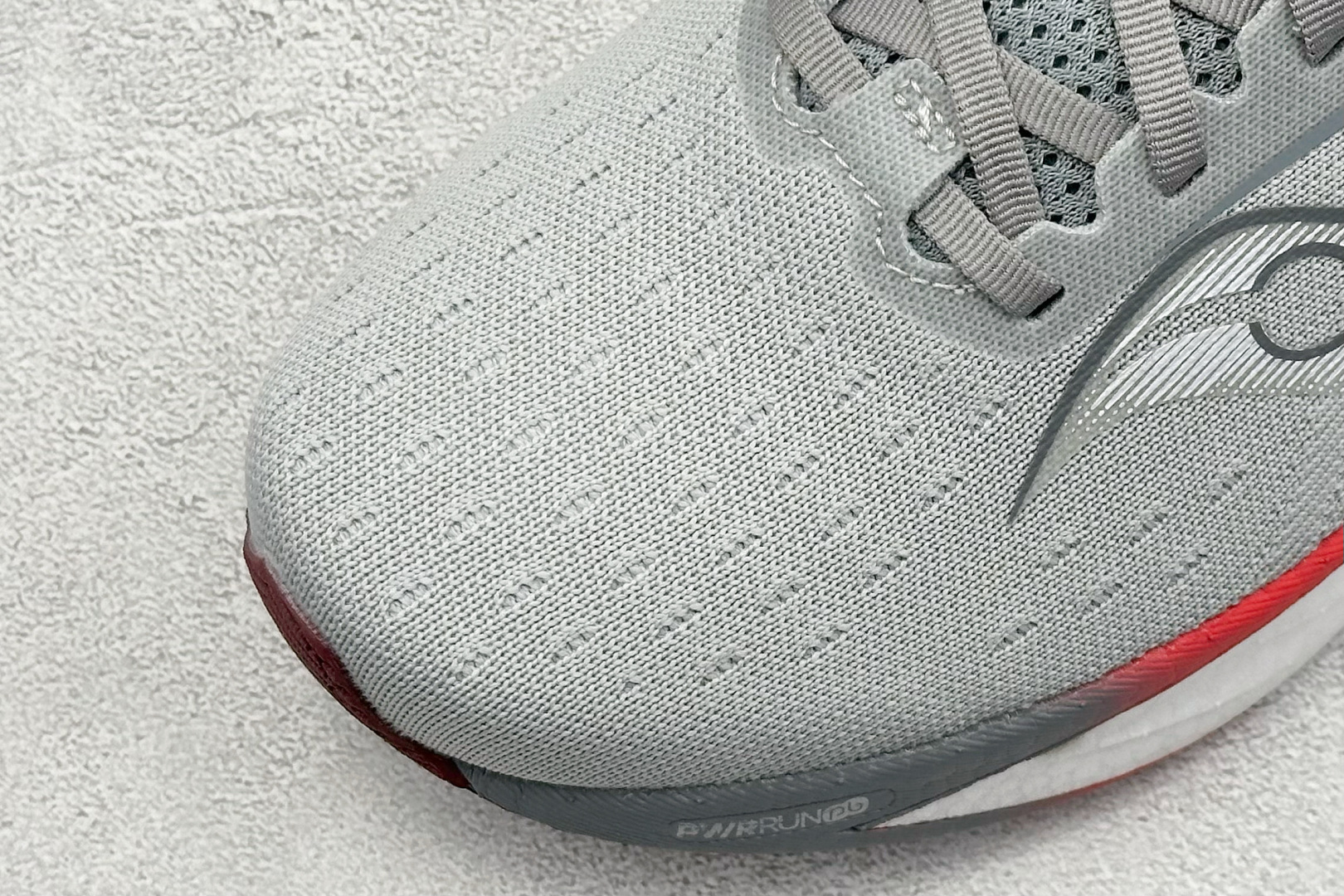 终端放店
XD版 Saucony Triumph 22代 索康尼旗舰级缓震型跑鞋
性能相比前几代再升