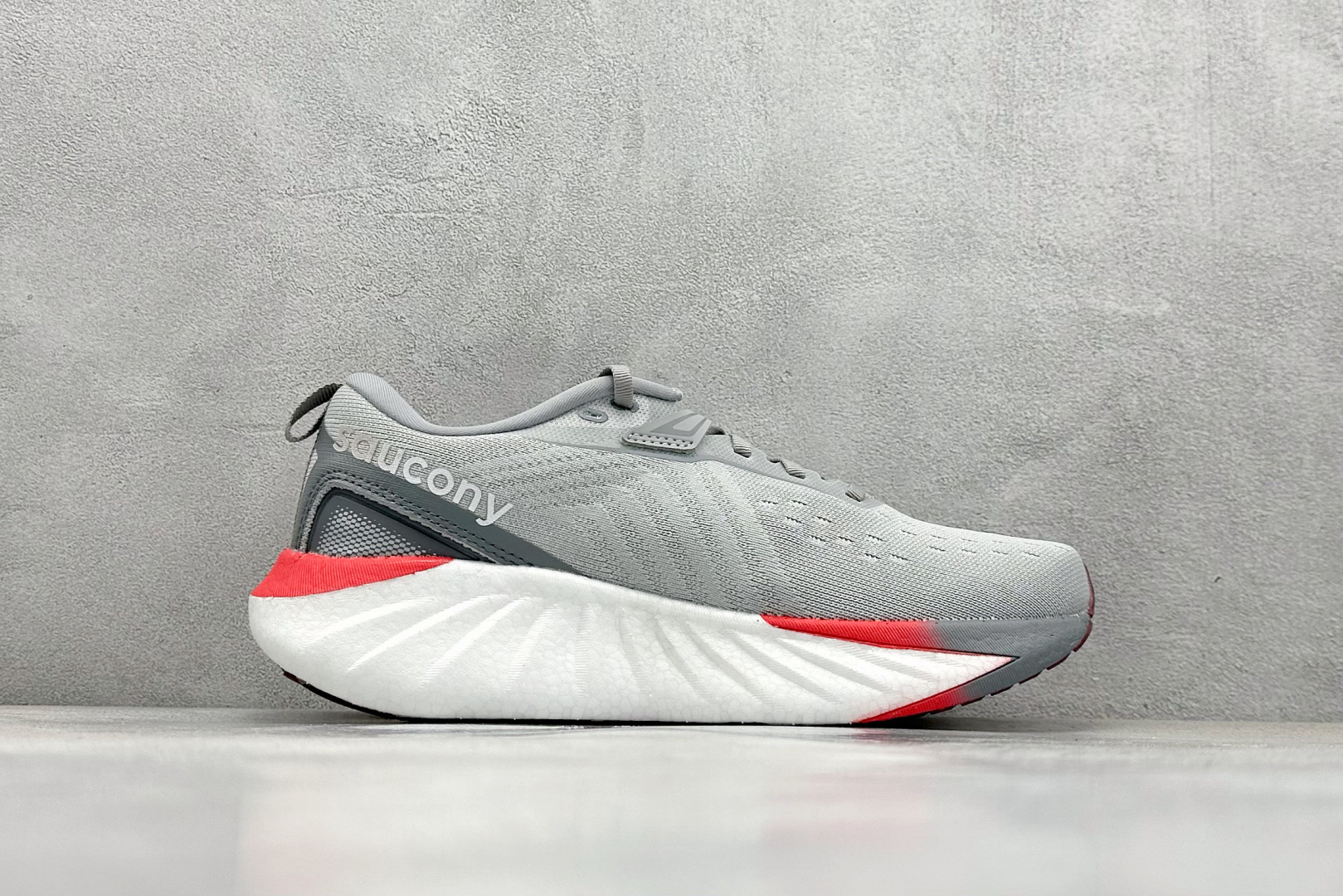 终端放店
XD版 Saucony Triumph 22代 索康尼旗舰级缓震型跑鞋
性能相比前几代再升